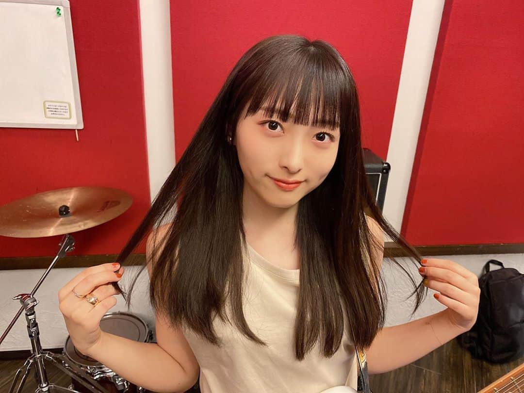 のインスタグラム：「エクステを担当してくださった佐伯明宏さんのYouTubeに、動画がアップされました☺️✨ https://youtu.be/iTmziUIPUwY エクステ付けていく工程を載せていただいております〜！皆さんぜひ💇🏻‍♀️🧡 ・ エクステ良すぎてしばらくはロングヘアーになりそうです、色んなアレンジできて楽しいなぁ〜 ・ #エクステ #美容院 #イメチェン  #佐伯明宏　さん」
