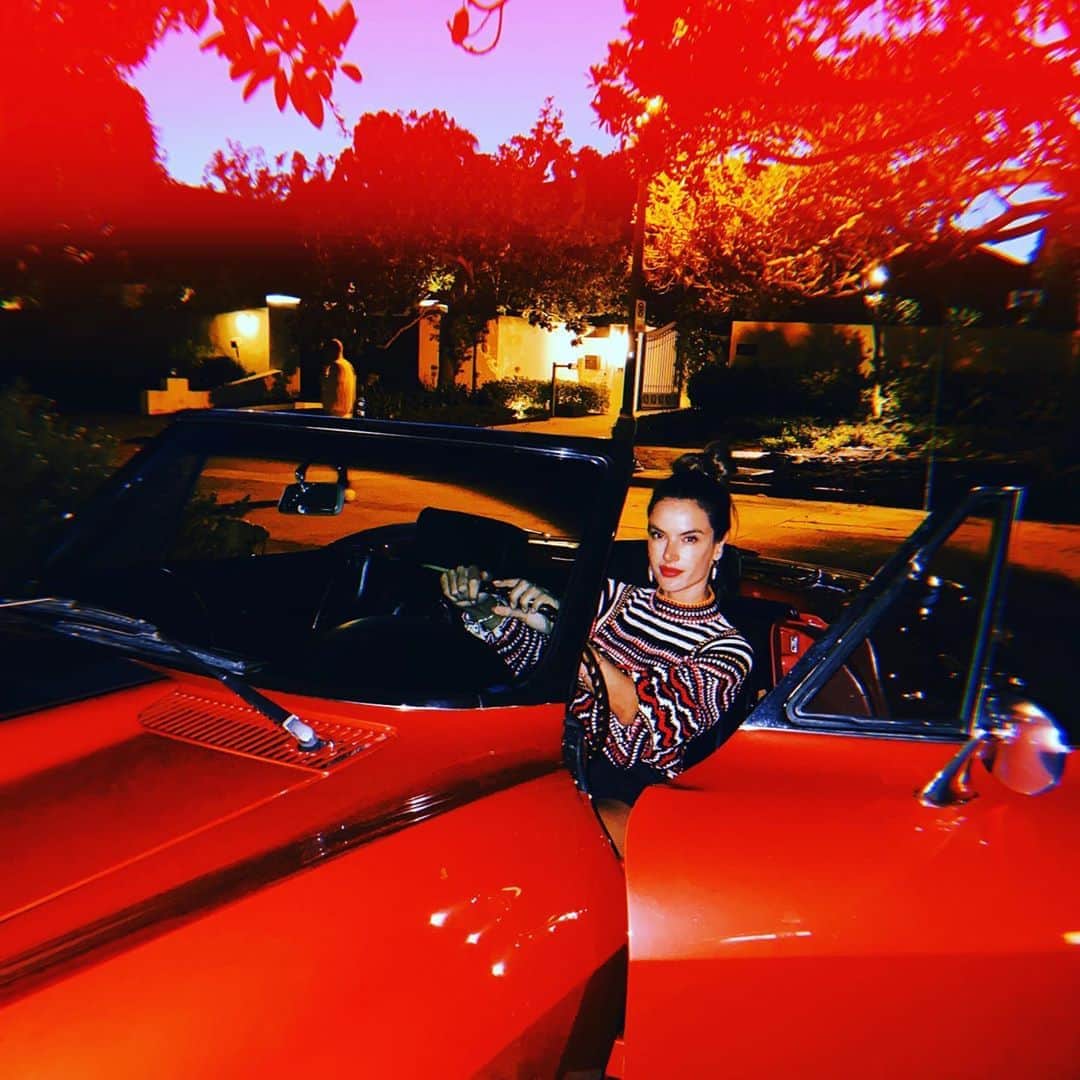 アレッサンドラ・アンブロジオさんのインスタグラム写真 - (アレッサンドラ・アンブロジオInstagram)「Little red Corvette Baby you're much too fast Little red Corvette 🚘💫🎶」8月20日 17時03分 - alessandraambrosio