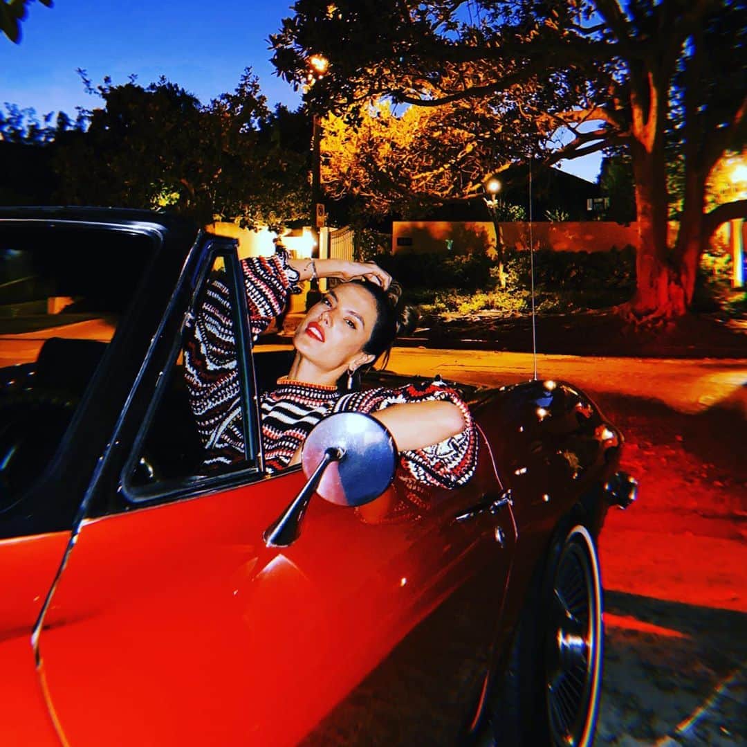 アレッサンドラ・アンブロジオさんのインスタグラム写真 - (アレッサンドラ・アンブロジオInstagram)「Little red Corvette Baby you're much too fast Little red Corvette 🚘💫🎶」8月20日 17時03分 - alessandraambrosio