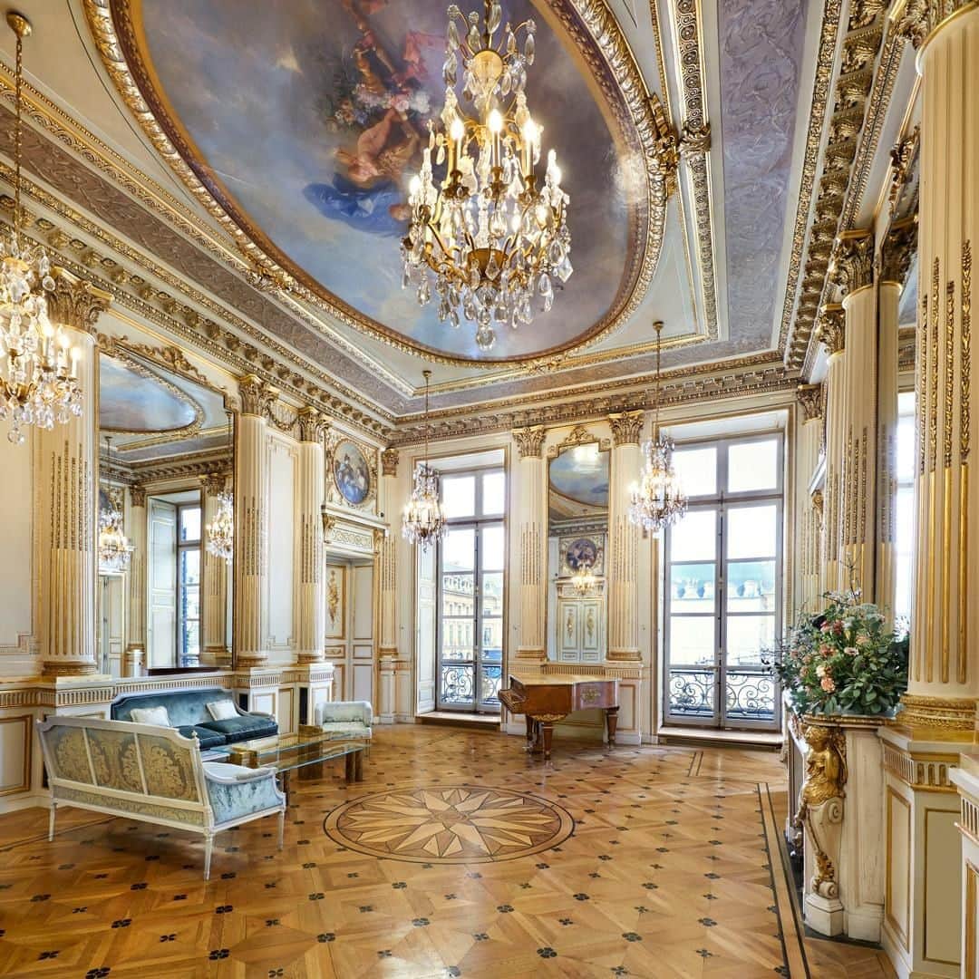 Chaumetさんのインスタグラム写真 - (ChaumetInstagram)「Explore the 12 Vendôme. Listed historical monument, the Salon Chopin is probably one of the most fascinating rooms of Chaumet's hôtel particulier. This jewel of the 18th century's architecture was named in tribute to the virtuso composer and pianist Frédéric Chopin who composed his last piece at the 12 Place Vendôme. A room full of history where the Chaumet spirit can be felt.⁣ #Chaumet #12Vendome #ChaumetTreasures」8月20日 17時00分 - chaumetofficial