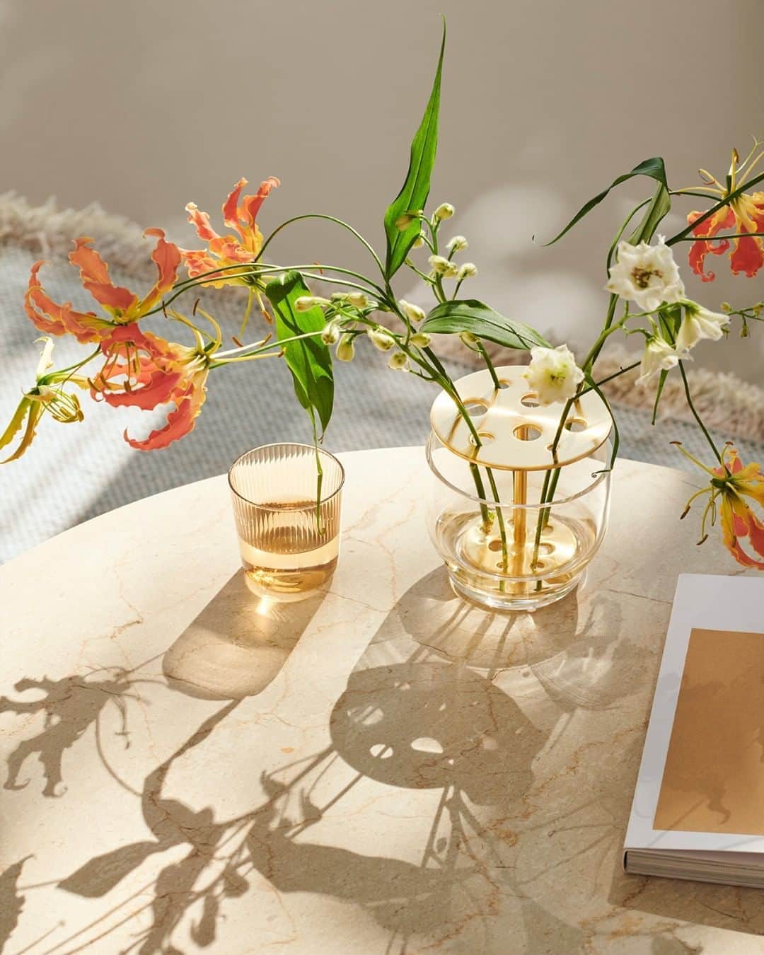 フリッツハンセンさんのインスタグラム写真 - (フリッツハンセンInstagram)「The Ikebana vase by Jaime Hayon is perfect for arranging flowers and bringing nature indoors. Visit the link in our bio for easy steps to try Ikebana, the ancient Japanese art of floral design.  Explore more via link in bio.  #fritzhansen #accessoriesbyfritzhansen  #interior  #프리츠한센 #フリッツハンセン」8月20日 17時00分 - fritzhansen