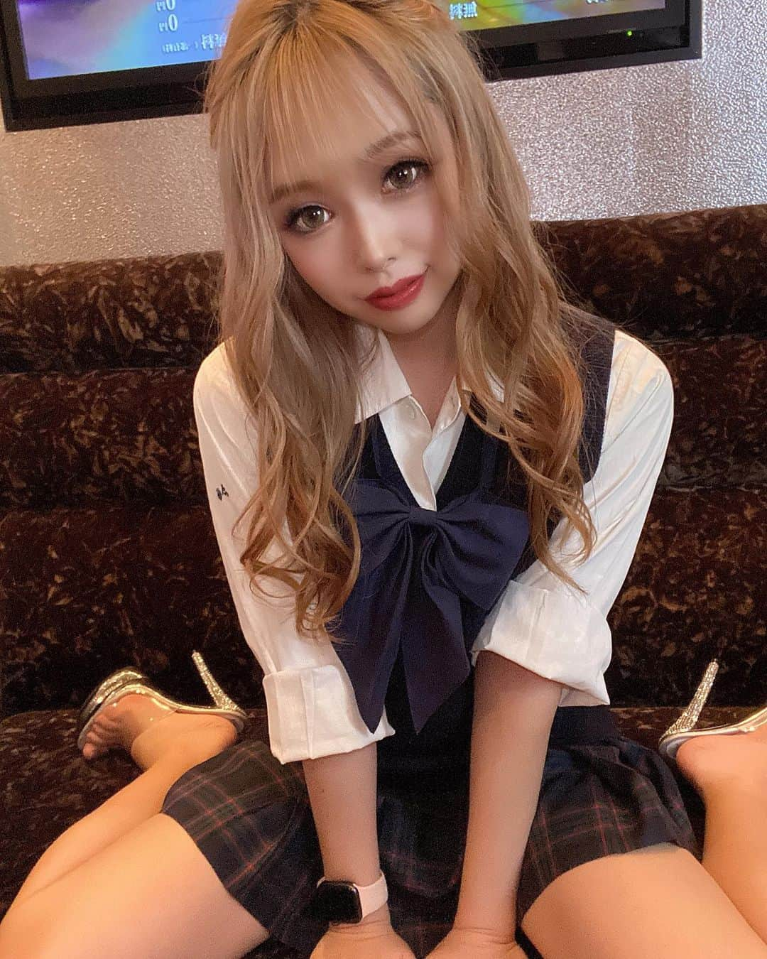 HINAのインスタグラム：「﻿ ﻿ これ見て懐かしい人何人いるかな🤣😚﻿ ﻿ ﻿ #制服 #prettywoman #プリティーウーマン #名古屋 #錦 #錦三 #キャバクラ #キャバ嬢 #ショータイム #シャンパン #シャンパンガール #ショーガール #メイク #かわいい #ダンス #ダンサー #撮影 #お酒 #酒ヤクザ #コスメ #大阪 #  飲み屋 #歌舞伎 #北新地 #六本木 #すすきの #ギャル #follow #followme #l4l」