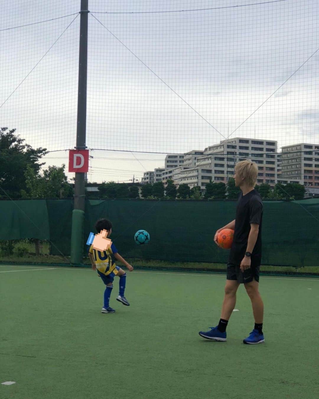 狩野健太さんのインスタグラム写真 - (狩野健太Instagram)「KENTA KANO private soccer training  今回はサッカーを始めたばかりの子供達に向けたトレーニングです。  もちろん大歓迎です。  「サッカーが大好き」という気持ちが1番大切だと思っています。  もっと好きになってもらうための練習法やコツを少し教えて後は一緒に楽しむ。  子供達の真剣な眼差しがとても眩しく、この気持ちをいつまでも忘れないで欲しいし、僕もサッカーを始めた頃の気持ちに戻れてとても心地いい時間になりました😊  夢中になるって最高ですね💪  KENTAKANOprivate soccer trainingでは子供達のやる気スイッチを見つけて一歩目を踏み出すきっかけ作りもしていきます。  サッカーを始めたばかりの子供達や本気でプロを目指す子供達までどんな方でも大歓迎です！  サッカー好き集まれー😊  https://kenta-kano.com/  #狩野健太 #kentakanoofficialhp #kentakanoprivatesoccertraining」8月20日 17時01分 - kanoken_14