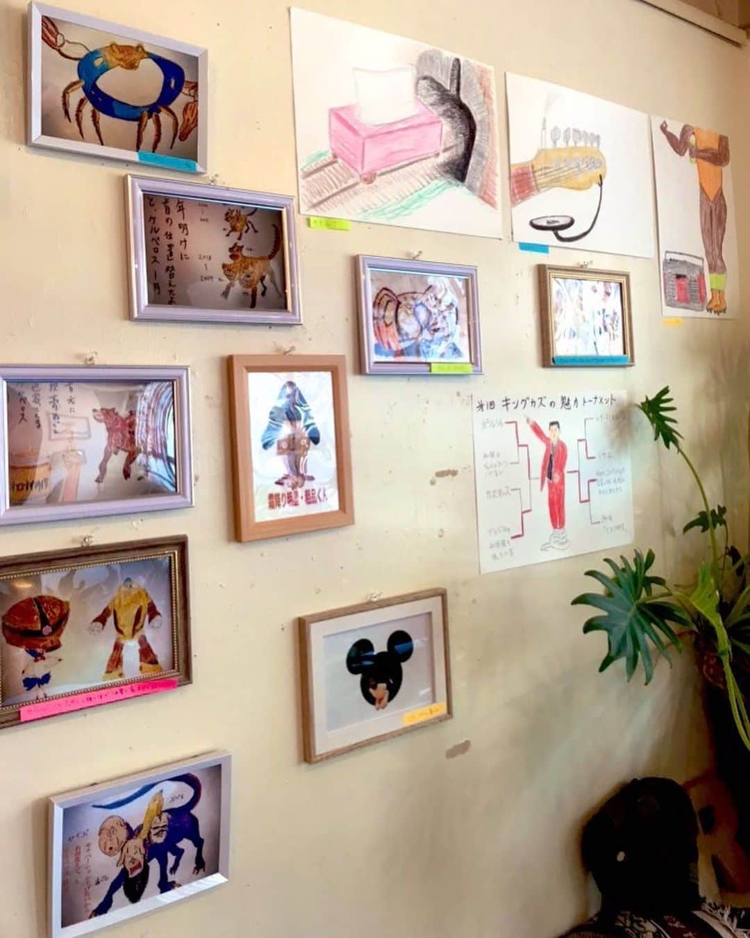 香衣さんのインスタグラム写真 - (香衣Instagram)「ドリームサービスエリア  8/19 #ハブサービス　さん @habugyu   の#作品　が飾られている な。カフェに行って参りました。 それはそれはもう たまらない作品が山盛りで。 こんな部屋に住みたいと思います。 ハブさんの生み出す絵も ハブさん自身が作品なのも好きで 発想から好きで。 素晴らしかったです。 そんな昨日はハブさんの誕生日だったそうで。 失礼ながら知らずに行きましたが そのタイミングもご縁を感じちゃったり勝手にしました。 トッツァニアの個展もいらしてくださり 優しい方です。 人柄は芸にでますよね。 だから面白い。  #art #なカフェ　#原宿 #個展　#展示　#artist  #comedian #芸人　#吉本興業 #よしもとクリエイティブエージェンシー  #絵　#ストッキング　#誕生日」8月20日 17時02分 - kaicai