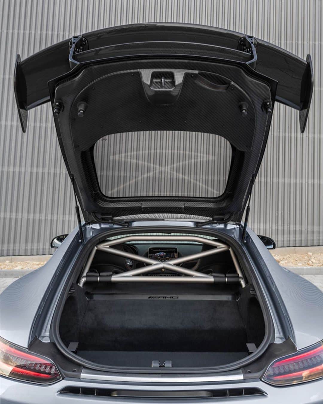 Mercedes AMGさんのインスタグラム写真 - (Mercedes AMGInstagram)「[Kraftstoffverbrauch kombiniert: 12,8 l/100 km  CO₂-Emissionen kombiniert: 292 g/km  amg4.me/efficiency-statement]  Ultimate power, unprecedented design – experience the new Mercedes-AMG GT Black Series.  #DrivingPerformance #MercedesAMG #GTBlackSeries」8月20日 17時06分 - mercedesamg