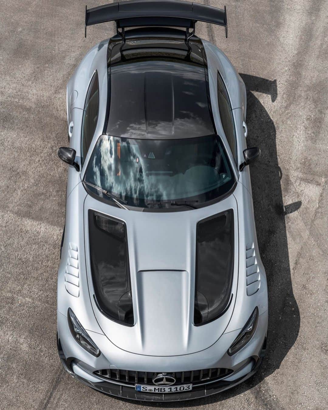 Mercedes AMGさんのインスタグラム写真 - (Mercedes AMGInstagram)「[Kraftstoffverbrauch kombiniert: 12,8 l/100 km  CO₂-Emissionen kombiniert: 292 g/km  amg4.me/efficiency-statement]  Ultimate power, unprecedented design – experience the new Mercedes-AMG GT Black Series.  #DrivingPerformance #MercedesAMG #GTBlackSeries」8月20日 17時06分 - mercedesamg