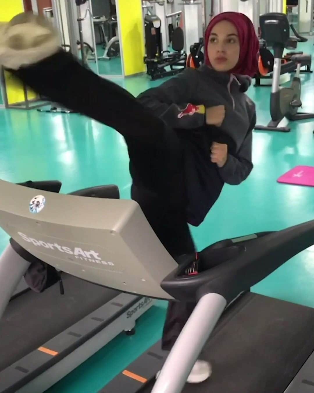 レッドブルのインスタグラム：「pretty sure @kubra.dagli could 1. do this forever and 2. absolutely destroy us 👊  #redbull #givesyouwings #taekwondo #martialarts #training」