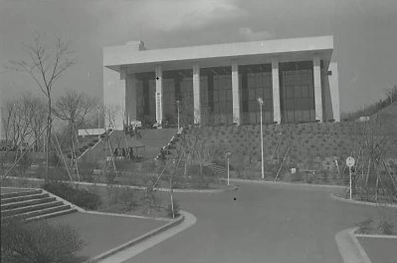 Soka Universityさんのインスタグラム写真 - (Soka UniversityInstagram)「Throwback Thursday  回創写真館 源泉 1978年3月、真新しい図書館に入り、紙の蔵書目録を調べてみる。 ここから、学生たちは創価大学の草創期を担い、書をとおして真理を探究し、豊かな人間性を磨いてきた。 創立者も若き日から寸暇を惜しんで1ページ、また1ページを噛みしめるように読み進めてこられたという。 「本を開くことは、未来を開くことだ」格闘しながらも開いた青春の一書は、人生の財産となっているに違いない。 図書館は大学の心臓部である。 中央図書館は、その伝統を未来へつないでいる。 #discoversoka #sodaigram #sokauniversity #hachioji #tokyo #throwbackthursday #tbtphoto #創価大学 #八王子 #写真 #キャンパス #図書館 #回創写真館 #懐かしい風景」8月20日 17時09分 - sokauniversity