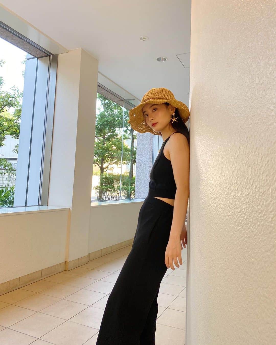 のインスタグラム：「𝐡𝐨𝐰 𝐝𝐨 𝐰𝐞 𝐟𝐞𝐞𝐥 𝐚𝐛𝐨𝐮𝐭 𝐭𝐡𝐢𝐬 𝐥𝐨𝐨𝐤?  こういうコーデはどう？ ちょっと海ぽいね🏖  お気に入りのオールインワンは　@gydajp   #ミーコーデ #コーデ #gyda #大学生コーデ #夏コーデ」
