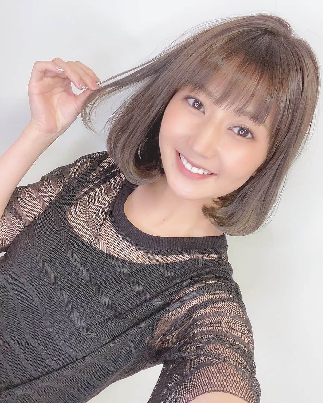篠原栞那のインスタグラム：「♥ 髪色が暗くなりました\( ˆoˆ )/✨ サラツヤ素晴らしい！  #newhair #newhaircolor  #ボブ」