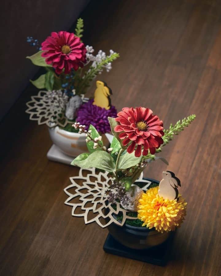 東京堂アーティフィシャルフラワーMAGIQのインスタグラム：「・ 【アーティフィシャルで季節を迎える】 ～Autumn Color Flower (オータムカラーフラワー）～ ・ 【白ベース】 CH16-1　あかり ZE8735-18　ダリアウッドプレート ZP905　ラパンカラーピック FE15101　ストーンパーツ FM2927-17　ピンポンマムピック FM7699-17　セピアシキミアピック FG5002　ナチュラルウィード FM2892-12　メロウジニア FM1409-10　アジュールベリー DT71002　山ゴケ 【黒ベース】 CH16-20　あかり ZE8735-18　ダリアウッドプレート ZP905　ラパンカラーピック FE15101　ストーンパーツ FM2927-4　ピンポンマムピック FM7699-20　セピアシキミアピック FG5002　ナチュラルウィード FM2892-29　メロウジニア FM1409-1　アジュールべりー DT71002　山ゴケ ・ 【You Tube TOKYODO公式チャンネル】 見て学べて役立つ、お花に関する動画満載!!! https://m.youtube.com/channel/UCyD95_Gb0wQhvTRm9FDJnsQ 【チャンネル登録】お願いします Please subscribe to my channel  请注册 ❗️ 채널 등록 고마워요 ・ #TOKYODO #MAGIQ #MAGIQのある暮らし #東京堂 #アーティフィシャルフラワー #アーティフィシャル #アートフラワー #造花 #花のある暮らし #花のある生活  #花好きな人と繋がりたい #フラワーデザイン #フラワーアレンジメント #フラワーアレンジ #アレンジメント #花を飾る  #インテリア #インテリアフラワー #フェイクフラワー  #artificial #artificialflower #flowerofinstagram #flowersoninstagram #autumnflowers #花藝##꽃스타그램 #조화」