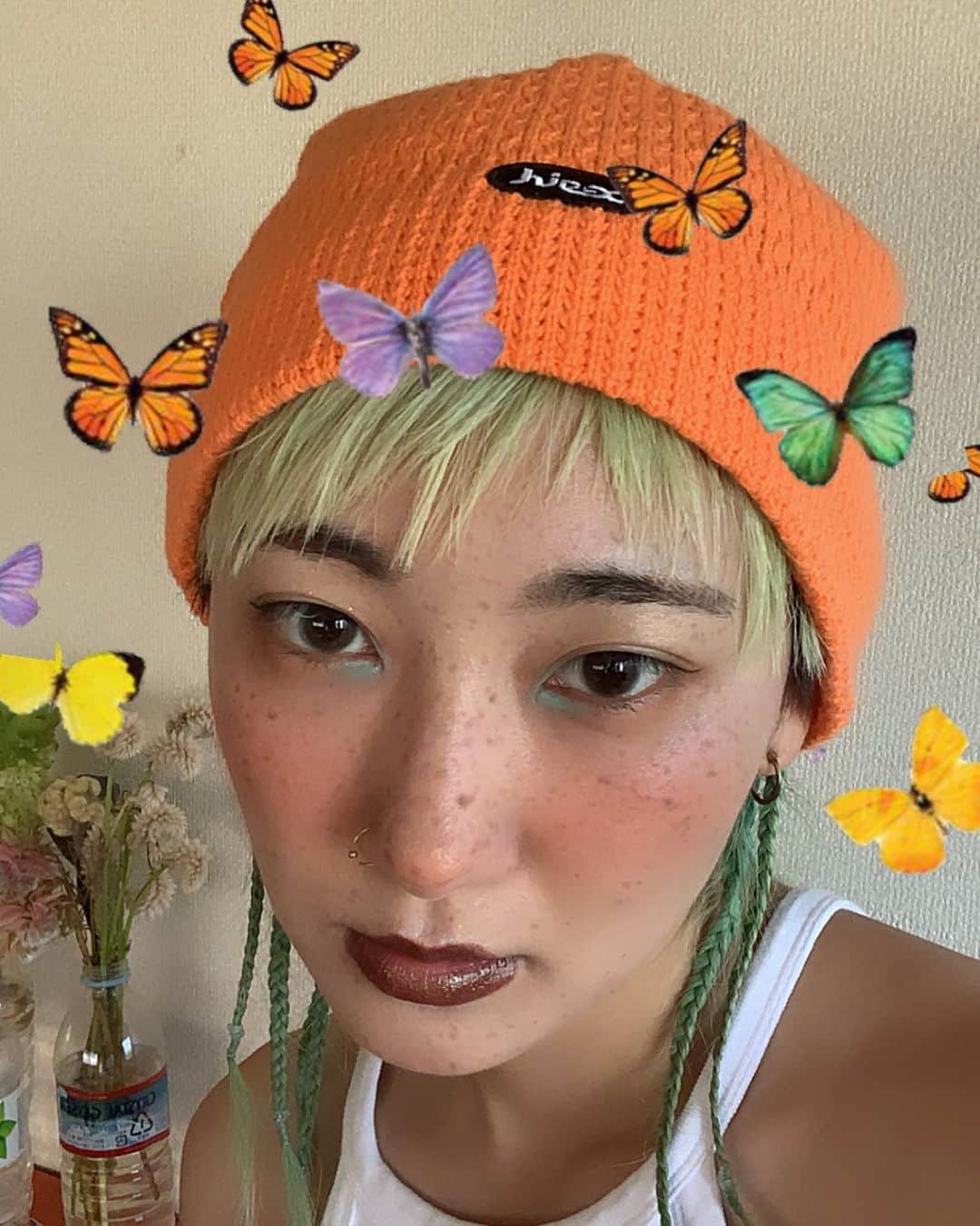 あっこのインスタグラム：「目頭にミントグリーンつけるのハマってる🌴🥑🟢」