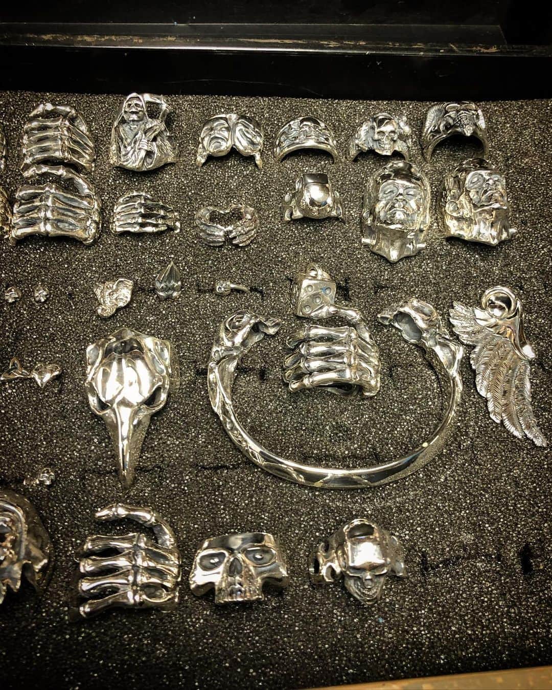 クレイジーピッグさんのインスタグラム写真 - (クレイジーピッグInstagram)「Nothing like a tray full of Crazy Pig Designs #jewellery #silver #eye #skull #halfjaw #wing #studs #reaper #heavymetal #rocknroll #gothic #skulllife」8月20日 17時25分 - crazypigdesignslondon