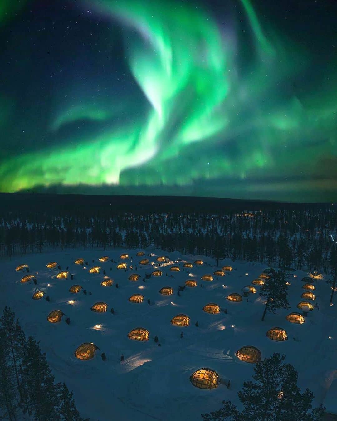 BEAUTIFUL DESTINATIONSさんのインスタグラム写真 - (BEAUTIFUL DESTINATIONSInstagram)「Finland is one of the best places on Earth to see the Northern Lights, as this magical show of nature visibly dances in their sky at an average of 200 nights per year. 🇫🇮✨ In this subarctic wilderness, you'll also breathe one of the world's cleanest air. 🌬   Where in the world did you first see the Northern Lights? Take us back to that experience and tell us about it!   📸 @harimaolee 📍Lapland, Finland」8月20日 17時27分 - beautifuldestinations