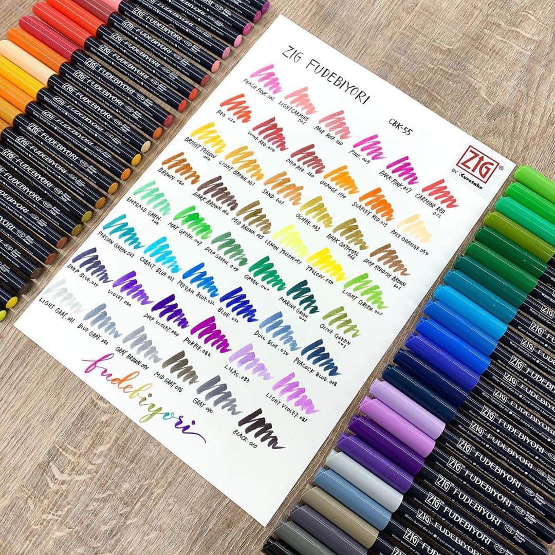 Kuretakeさんのインスタグラム写真 - (KuretakeInstagram)「筆日和×ウインクオブステラブラッシュⅡ で水彩画🌿 . 筆日和とウインクオブステラブラッシュⅡの2種類を使って水彩画にチャレンジ！  筆日和は軟筆タイプ、ウインクオブステラブラッシュⅡはラメ感たっぷり毛筆タイプの筆ぺんです。 イラストやレタリング、手帳にも使える大活躍のぺんです💁🏻‍♀️  ※筆日和48色、24色セットは貿易商品です。  Today, we drew watercolor by using #fudebiyori and  NEW #winkofstella ! These products are coming soon!   made with ZIG FUDEBIYORI  ZIG Memory System WINK OF STELLA BRUSH Ⅱ  #kuretake #kuretakezig #呉竹 #fudebiyori #winkofstella  #winkofstellabrush #winkofstellabrush2 #illustration #lettering #journaling #筆日和 #ウインクオブステラブラッシュⅡ  #ラメ #レタリング #バレットジャーナル #手帳デコ  #文具女子 #文具好きな人と繋がりたい」8月20日 17時29分 - kuretakejapan