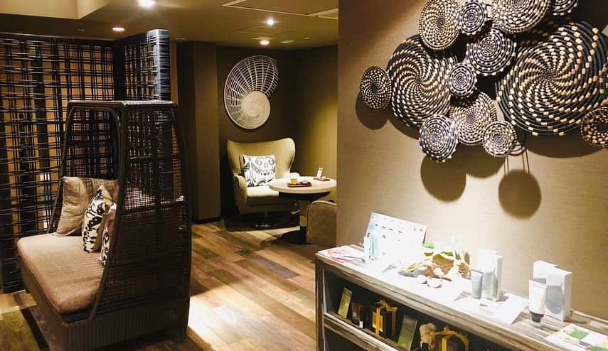 THANNさんのインスタグラム写真 - (THANNInstagram)「. . . Oz magazine 9月号にて THANN sanctuary SPA 赤坂の アフタヌーンティープランを掲載いただきました。 . . ANAインターコンチネンタルホテル東京内 「アトリウムラウンジ」で楽しめる 季節のアフタヌーンティーと THANNの全身アロマボディトリートメントが セットになったOzmallプランです。 . . プランの詳しい内容は @ozmall_editors HP内でご確認いただけます。 . アフタヌーンティーの詳しい内容は @anaintercontinentaltokyo  からご覧いただけます。 . . . #THANN#natural#wellness#タイ#ホテルスパ#anaインターコンチネンタルホテル東京#ozmall#贅沢#ごほうび#疲れリセット#リフレッシュ#THANNsanctuaryspa赤坂」8月20日 17時38分 - thannjapan
