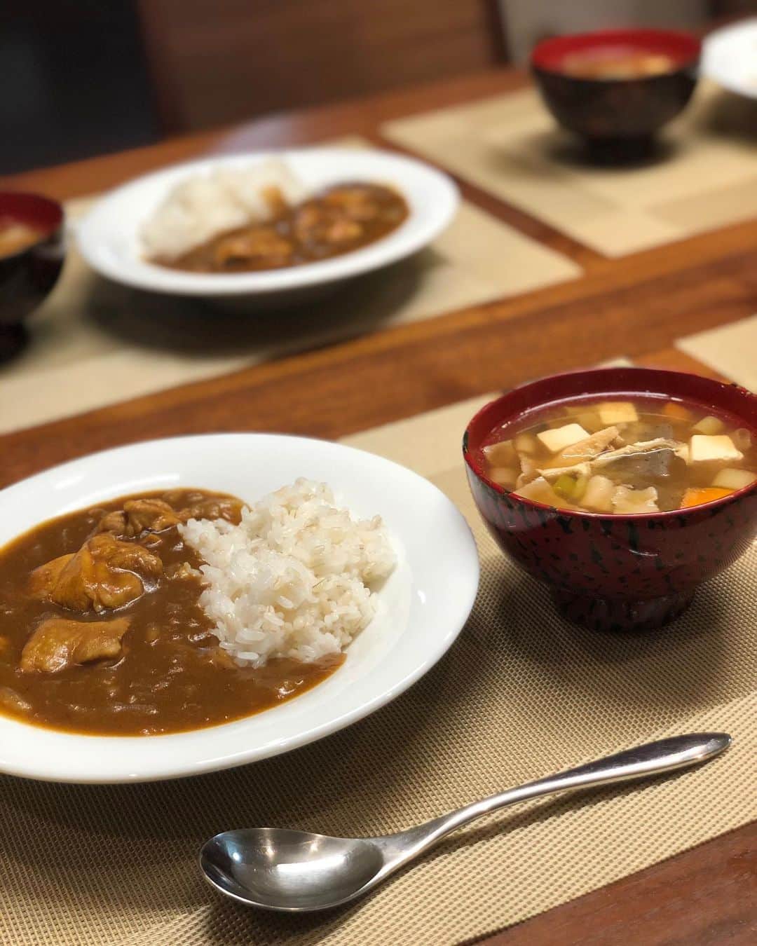 山口もえのインスタグラム：「夏休みのお昼はカレーを🍛✨ カレーには鶏肉、タマネギ、ニンニク、生姜、トマトジュース、カレールー　 を入れました😊 タマネギ、ニンニクはすりおろして🧄 お水ではなくトマトジュースに💕 豚汁は、昨夜の残りもの。笑  #おうちごはん#カレー#野菜たっぷり #豚汁作ると大量になっちゃう #次の日も豚汁#豚汁だいすき#笑 #のこりものには福きたる 😊」