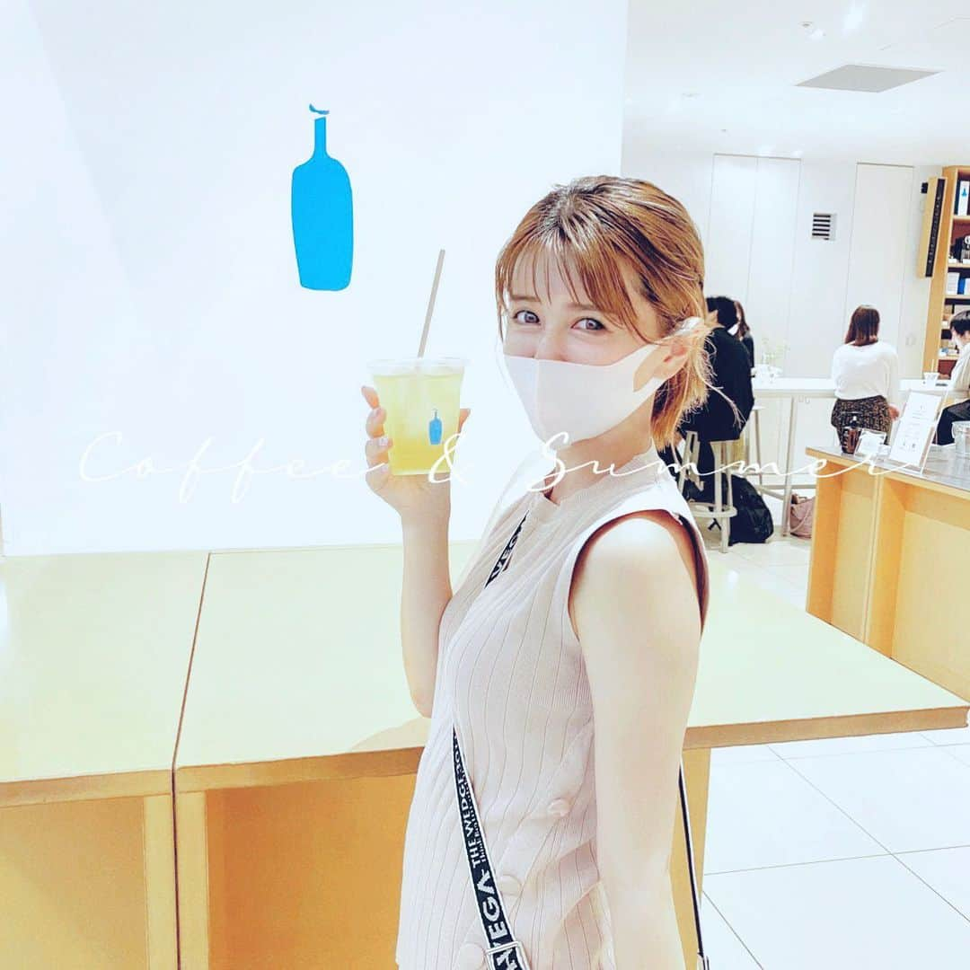 河西里音のインスタグラム：「初のBlue Bottle Coffee♡♡ コーヒーメインのお店なのに 飲めないから˃ ˂ ՞ ミントのドリンクを♡♡ あと味すっきりで めちゃめちゃ美味しかった😋☕️✨ ♡ 店内もおしゃだったなぁ🦋✨ #bluebottlecoffee  #ブルーボトルコーヒー新宿  #ミントティ #次はソーダバージョン飲みたい♡ #ほっと一息 #おしゃカフェ」