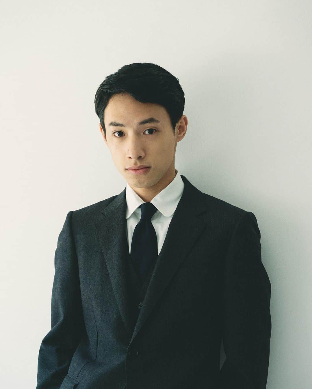yukiのインスタグラム：「Dress Utility Shirt ㅤㅤㅤㅤㅤㅤㅤㅤㅤㅤㅤㅤㅤ ドレススタイルでもカジュアルスタイルでも、 結婚式にも着ることができて、一枚でも普段使いできる、 そんな万能選手の白シャツです。 ㅤㅤㅤㅤㅤㅤㅤㅤㅤㅤㅤㅤㅤ 肌触りが良く、とろみのあるブロード地は 手入れの仕方によって姿を変えてくれます。 ㅤㅤㅤㅤㅤㅤㅤㅤㅤㅤㅤㅤㅤ アイロンをかけて綺麗に。 洗い晒しでざっくりと。 ㅤㅤㅤㅤㅤㅤㅤㅤㅤㅤㅤㅤㅤ 仕立てはドレスシャツをベースにしながらも、 しっかりしすぎず、柔らかなつくりをしているため、 ボタンを外したり、腕まくりをしたり、 ストレスなくラフに着ることができます。 ㅤㅤㅤㅤㅤㅤㅤㅤㅤㅤㅤㅤㅤ 「白い無地のシャツ」というシンプルな服ですが、 これ一つでいろいろな着方を楽しんでいただけたら、 とても嬉しいです。 ㅤㅤㅤㅤㅤㅤㅤㅤㅤㅤㅤㅤㅤ また、このシャツは、「僕らの服づくり」という モノに込められた価値を追求するプロジェクトの中で、 制作過程を共有したものでもあり、沢山の生産現場の方と コミュニケーションを取りながら完成した服です。 ㅤㅤㅤㅤㅤㅤㅤㅤㅤㅤㅤㅤㅤ シャツに込められた沢山の作り手さんの想いが 多くの人に届くことを願っています。 ㅤㅤㅤㅤㅤㅤㅤㅤㅤㅤㅤㅤㅤ 購入はプロフィールのリンクからお願い致します。」