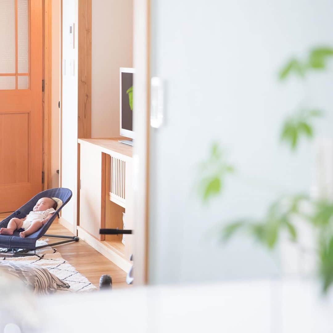 クボタ住建さんのインスタグラム写真 - (クボタ住建Instagram)「「木の家だからできること」  クボタ住建  竣工写真より  夏季休暇頂きありがとうございます。 明日より営業致します。 よろしくお願いいたします。  #クボタ住建 #神奈川の注文住宅 #大和市#湘南の家#suumo注文住宅 #自由設計 #木の家 #無垢の家 #自然素材の家 #和モダンな家 #マイホーム計画 #シンプルホーム #暮らしをつくる #暮らしを楽しむ#梁のある家#ステイホーム#家を楽しむ  無垢の木の家、天井や壁など貼る前の構造を見学してみませんか？ クボタ住建の無垢材の構造を是非ご覧ください。 是非お問い合わせを。  クボタ住建 棟梁の自宅見学随時受付ます。 資料請求やお問い合わせも是非。メッセージDMでもどうぞ。 tel→0462680560または 　08065950560  クボタ住建は ・子育て世代の#注文住宅 ・解体からの #建て替え ・土地探しから #新築一戸建て ・持ち物に応じた #収納造作 など、幅広くサポートします。」8月20日 17時42分 - kubota_jyuken