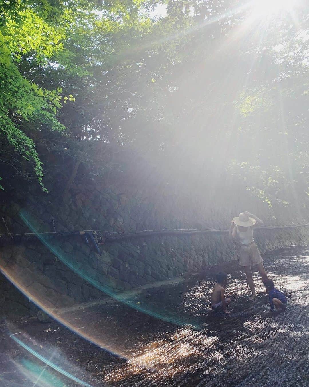 ジュジュのインスタグラム：「またまた有馬で川遊びからの 夕涼み🌿 . なんせ家から15分で本当スキな場所に行けるからありがたい♫ . はぁー冷たくて綺麗な川に癒された🌿 . 写真5枚目からは下流で、それまでは上流👏🐠 . . #又々とんぼおじさん #今回はgetならず #🐠をgetしてた」