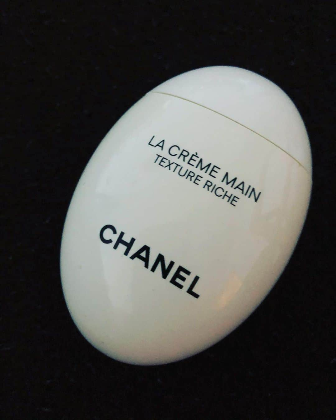 SHEILAさんのインスタグラム写真 - (SHEILAInstagram)「また使い始めた❤️ イイ香り〜❤️  #chanel  #handcream  #gift #にも #おすすめ #大好き」8月20日 17時44分 - sheichan16