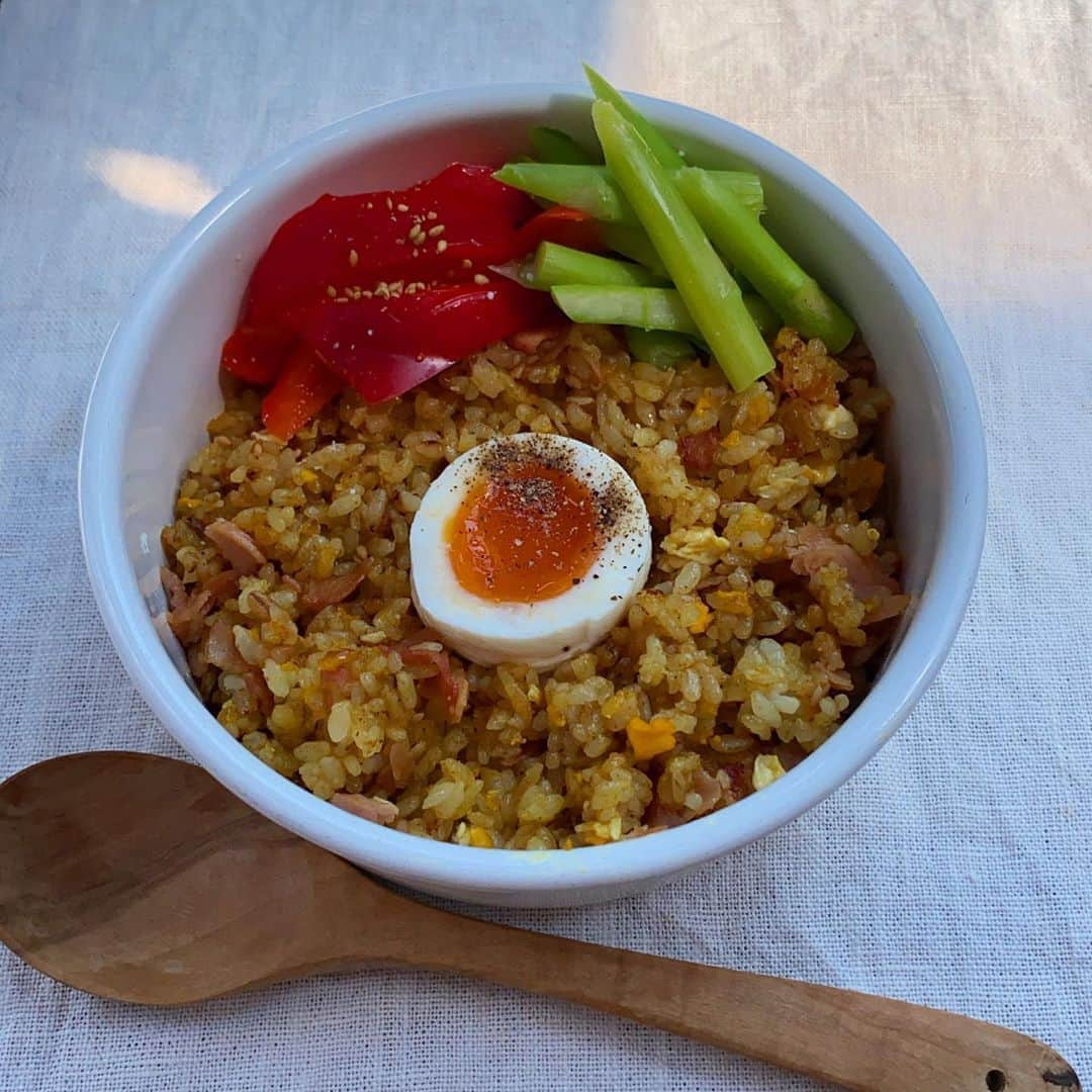 aomojiさんのインスタグラム写真 - (aomojiInstagram)「今日のお弁当  カレー粉で炒飯 塩茹でアスパラ パブリカポン酢和え 半熟玉子黒胡椒がけ  2020.8.20はれ☀️🥵😡  #お弁当#サラメシ弁当 #男子弁当 ＃野田琺瑯#nodahoro #aomojibento #japanesefood #暮らし#炒飯弁当 #暑くて#簡単弁当 #onthetable」8月20日 17時48分 - aomoji