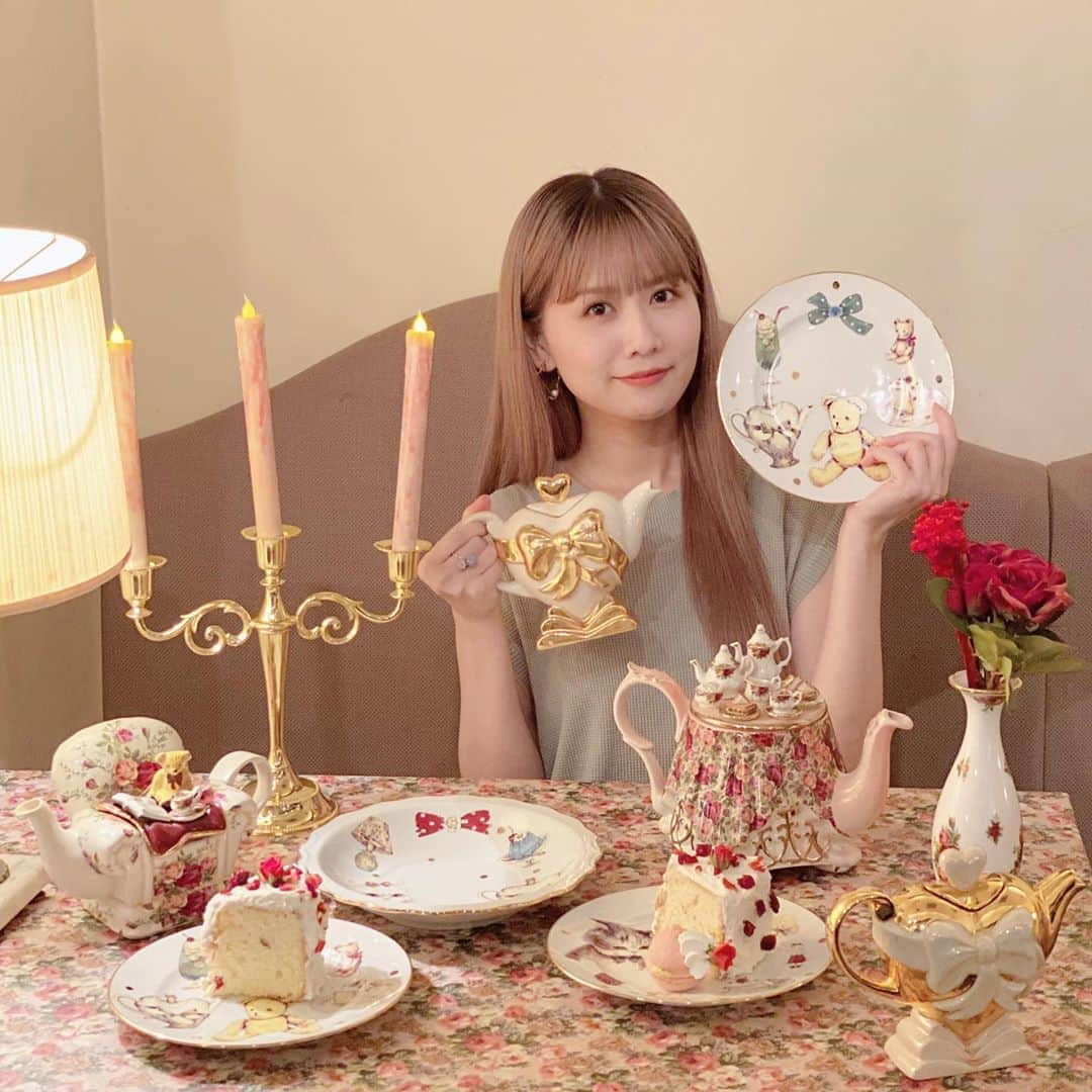 franche lippee officialのインスタグラム：「・ そしてそして。 ・ アコリットさんにご挨拶に伺った時に 元SKEの佐藤すみれさん(@su0v0su ) がいらしててお写真を撮らせていただきました💖 絵になりますね😽🍰🍽❣️ ・ ・ アコリットさんは店内写真撮影OKですので リッペプレートでご注文の際は いっぱい写真を撮ってくださいね🍰✨ ・ ・ 詳しくはひとつ前の投稿をご覧下さい☕️ ・ ・ @cafe_acorite  @yukiemon_  #フランシュリッペ #franchelippee #アコリット #佐藤すみれ #カフェアコリット #目白カフェ #東京カフェ」