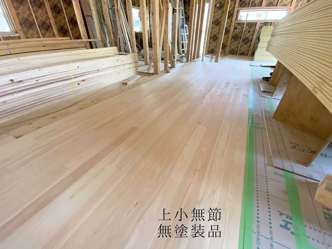 有限会社 稲葉製材住宅さんのインスタグラム写真 - (有限会社 稲葉製材住宅Instagram)「斜め天井の平屋 【玉名市】　Day11 今回の床板はヒノキの無垢板です🌲 節も無いものを選びキレイな仕上がりです✨ 肌触りも抜群で仕上がりが楽しみです🙈🙈🙈  #床板 #ヒノキ #無垢板 #自然素材 #平屋の吹抜け #高耐震 #勾配天井 #平屋 #楽しい家 #工事の流れ #新築 #高性能住宅 #新築 #家 #家づくり #マイホーム #暮らしやすい家 #使いやすい家 #丁寧な家づくり #庭のある暮らし #家具と暮らす #暮らし #楽しい暮らし #ナチュラル #工務店 #注文住宅 #熊本 #玉名 #山鹿 #稲葉製材住宅 #イナバ  家族の未来、地球の未来を考えた家づくり 施工対応エリア 玉名、山鹿、荒尾、熊本市 県北メイン」8月20日 17時54分 - inaba_home