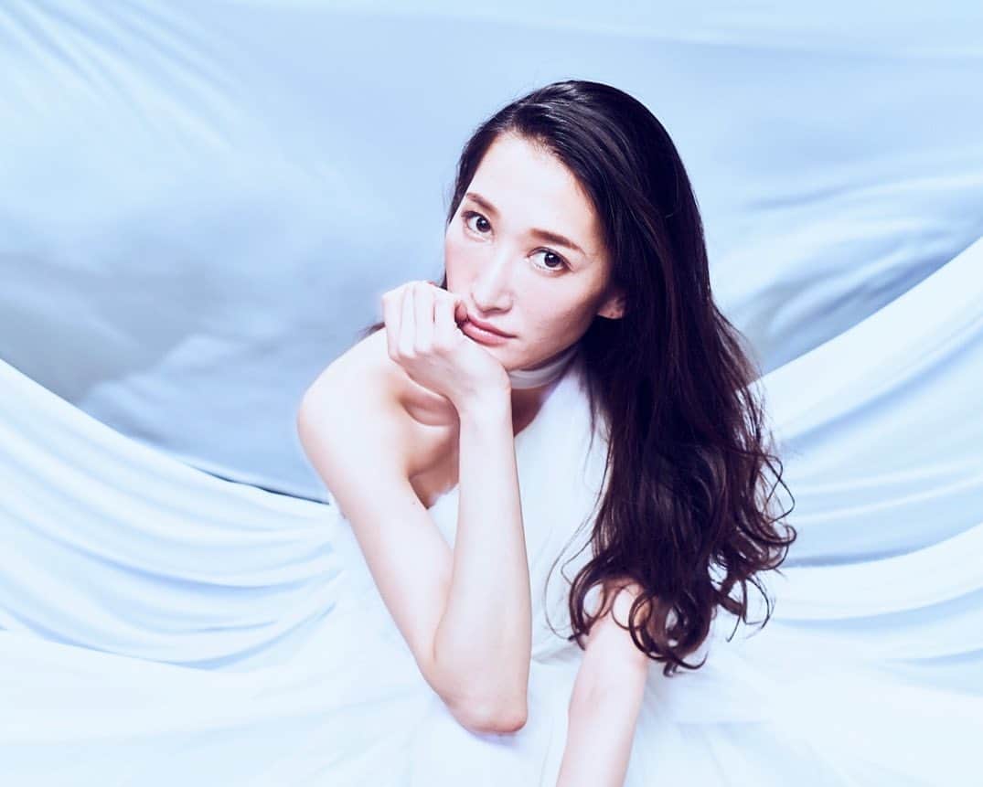 ELISAのインスタグラム：「リリイベのお知らせ〜♪  来週8月26日に発売の私の新曲、 『光の星』に伴って、、  なんと！ リモートリリースイベント開催決定！  YouTubeで購入特典としてサイン会を、 することになりました！(どゆこと  YouTubeで、中継しつつサインするのです！！  外出先でも、ご自宅からでも日本全国どこにいても参加できるリリースイベントです！  インターネットサイン会は初の試みなので 私もドキドキですが、、  ２日間、開催します！  今回の生サイン書き会のために、 ELISA Official YouTube Channel　 を開設しました！！  https://www.youtube.com/user/elisaSMEJ  当日、メッセージだけでもくれたら嬉しいな😇❤️  (サインを書いているELISAをがんみしてくださいww    サインをゲットする方法は、 ELISAの公式HPをぐぐってね★  ■開催日 ①8月25日(フライングゲット 　19:00〜 ②8月29日 　19:00〜  #ELISA #光の星 #銀河英雄伝説 #ED曲 #YouTube #ELISAOfficialYouTubeChannel  #発売まであと6日 #フラゲはあと5日」