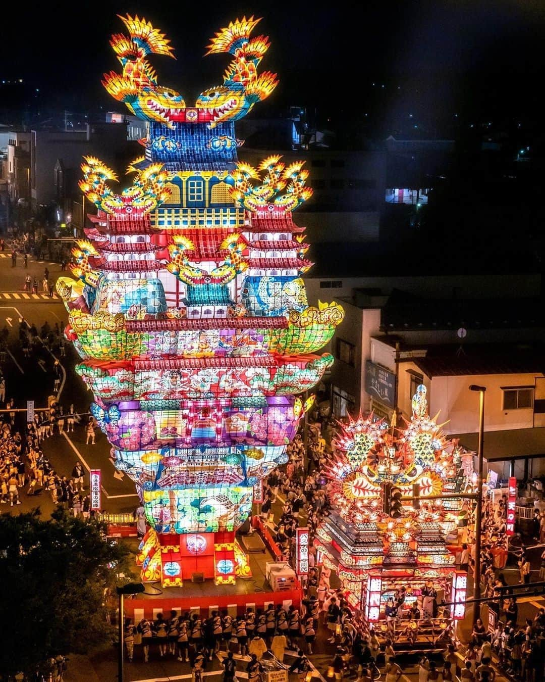 楽天トラベル さんのインスタグラム写真 - (楽天トラベル Instagram)「こんにちは😊 今年は夏祭りも中止となるところも多く寂しい夏となりましたね🍉 今日は日本一の高さの巨大灯籠が練り歩く夏祭りをご紹介します✨ ーーーーーーーーーーーーーー 能代七夕 #天空の不夜城 （秋田県能代市） ーーーーーーーーーーーーーー 一世紀の時を超えて復活した、巨大な城郭灯籠をひく能代七夕。日本一の高さを誇る24.1mの城郭型灯籠など2基の大型灯籠が能代の街を練り歩きます。 空にも届くような巨大な灯籠が練り歩く姿はまさに圧巻です。 *今年の開催は中止となりました。 ーーーーーーーーーーーーーー Special Thanks💓 📸Photo by @traveler_sui  📌ご旅行やおでかけの際は、事前にお住まいの地域や旅行先の情報を確認しご計画をお願いいたします ーーーーーーーーーーーーーー 旅先で出会った美しい風景や素敵な旅館などを  #rakutentravel を付けてぜひシェアしてください😊 このアカウントでご紹介させていただきます💗 ーーーーーーーーーーーーーー  #楽天トラベル #旅行好きな人と繋がりたい #旅したくなるフォト #旅行 #国内旅行 #旅行好き #旅行好きと繋がりたい #写真好きな人と繋がりたい #旅好き女子 #旅行好き女子 #travel #trip #japan #お出かけスポット #お出かけ #たびすたぐらむ #日本の景色 #日本の風景 #日本の夏 #夏祭り #夏まつり #夏の思い出 #夏旅行 #秋田 #秋田旅行 #能代」8月20日 18時00分 - rakutentravel