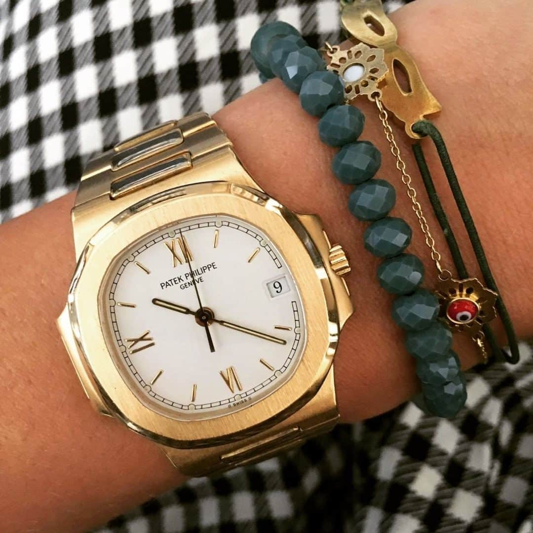 サザビーズさんのインスタグラム写真 - (サザビーズInstagram)「There’s just 24 hours left to bid on this week’s Watches Weekly London sale, featuring timepieces from Patek Philippe, Vacheron Constantin, IWC and Omega.  The sale includes this Patek Philippe Nautilus Ref.3800/1 in yellow gold, estimated at £30,000-50,000. Made in 1989, this watch belongs to the second series of this reference, using the caliber 335SC from the first series with the notable modern addition of a date quickset, allowing the date to be set through the crown. This elegant timepiece is also fitted with a matte white dial displaying gold applied baton and Roman numerals.  📷 @watchthislacey  #SothebysWatches #PatekPhilippe #Nautilus」8月20日 18時00分 - sothebys