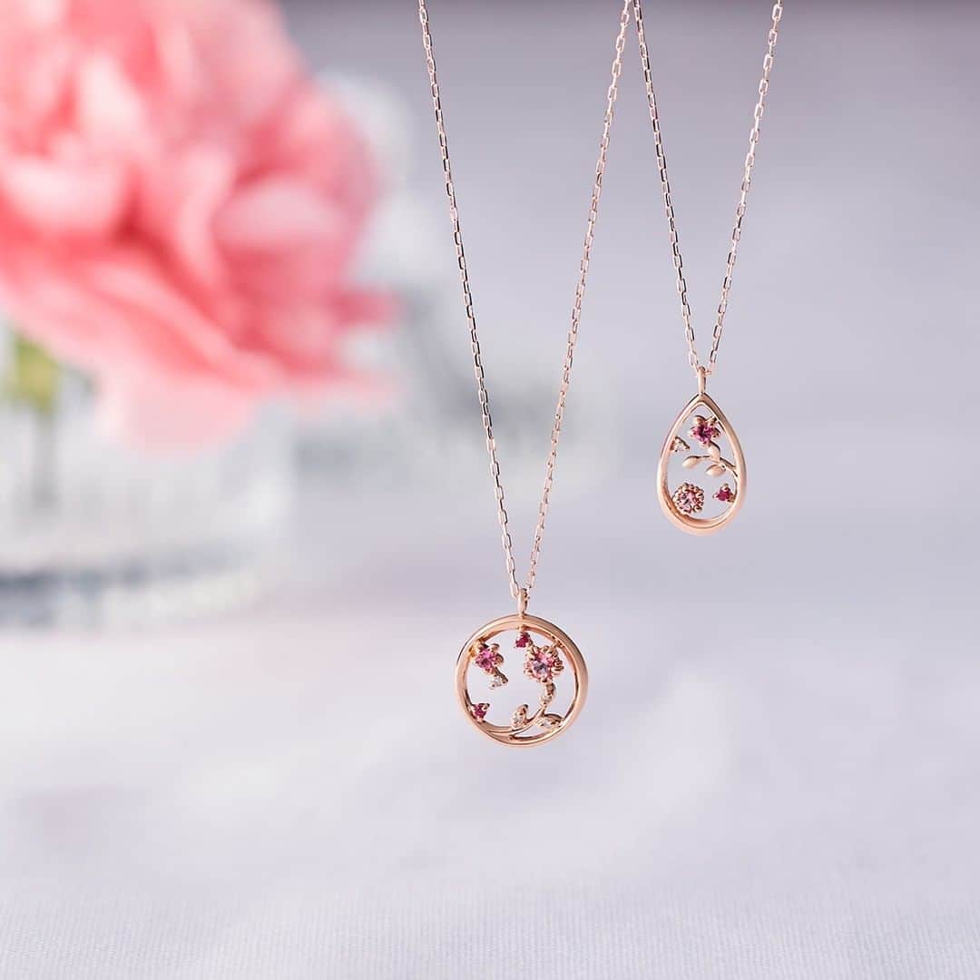 のインスタグラム：「・ ・ 【Autumn Collection】 ～Graceful Pink～ ・ 優しい風に揺れながら咲き誇る草花 才能や気品を表したナデシコやキキョウ そんな草花と共に いつまでも変わらない美しさを ・ ナデシコやキキョウをイメージした可憐なネックレス。 ルビーやトパーズ、トルマリンで表現したピンクのグラデーションが秋を感じさせます。 ・ 【8月21日発売予定】 スペシャルパッケージ付き （数量限定） ・ 上から ¥32,000＋税 K10PG(11203-612-3104) ¥34,000＋税 K10PG(11203-612-3103) ・ #ヨンドシー #ジュエリー #ネックレス #ダイヤモンド #誕生石 #ピンクゴールド #ピンク #プレゼント #ギフト #ご褒美ジュエリー #ご褒美 #秋 #花 #ファッション #新作 #jewelry #necklace #diamond #birthstone #pinkgold #pink #k10 #present #gift #fashion #fashionjewelry #autumn #flowers #collection #newarrivals」
