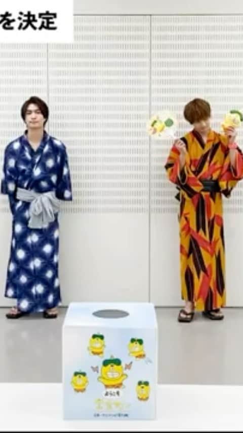 真夏の少年〜19452020【公式】のインスタグラム：「﻿ #美少年 がくじ引きをして、当たったお題で #真夏の少年 PRをしてくれました🕺﻿ ﻿ いよいよ明日、第4話放送😻﻿ ﻿ お楽しみに〜☺️﻿ ﻿ #岩﨑大昇﻿ #佐藤龍我﻿ #那須雄登﻿ #浮所飛貴﻿ #藤井直樹﻿ #金指一世﻿ #タピオカ﻿ #サマパラ﻿ #楽しみ」