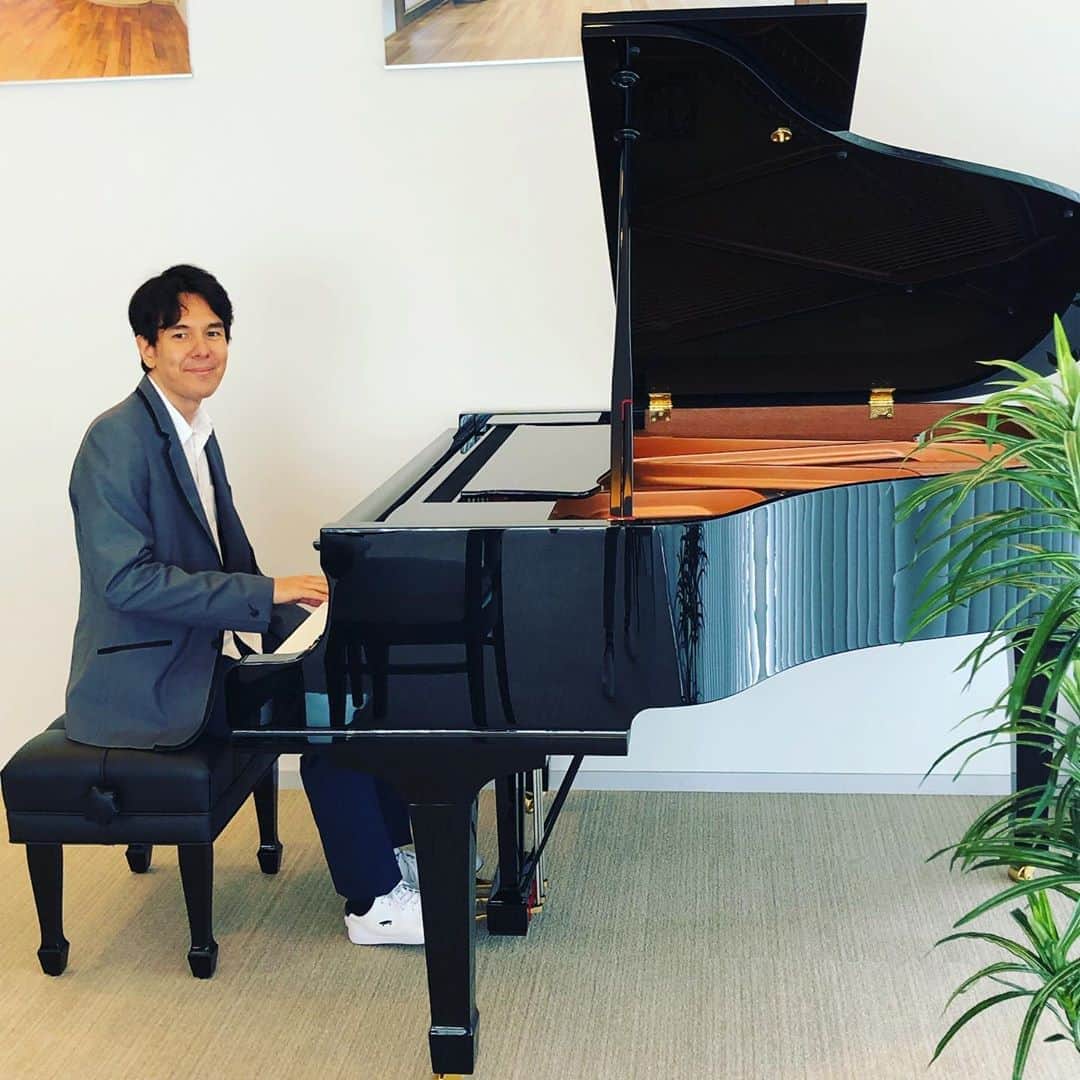 金子三勇士さんのインスタグラム写真 - (金子三勇士Instagram)「以前選定したピアノ君との再会！ #ピアノ #再会 #元気 #ピアニスト #金子三勇士 #サイン入り #piano #pianist #MiyujiKaneko #visiting #salon」8月20日 18時02分 - miyujikaneko_official