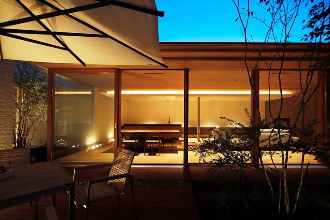 kisetsuさんのインスタグラム写真 - (kisetsuInstagram)「■■ 業務拡張の為、設計者募集 ■■ . 昼間とは違った幻想的な夜の景色。 木々がライトアップされ美しく夜の庭に浮かび上がる。  . #LDK　#モダンリビング #モダン住宅　#落ち着けるリビング #庭と繋がる家　 #おしゃれな家　#大きな窓　#大開口の窓　#素敵なリビング　#リビングインテリア　 #家づくり　#こだわりの家　 #自然素材の家  #木の家  #こだわりの家づくり #モダンな家  #シンプルな家づくり#庭のある平屋　#庭の夕景 #新築戸建て  #新築注文住宅　#注文住宅愛知  #住宅設計　#名古屋注文住宅  #自由設計の家づくり  #マイホーム計画　#マイホーム #ウッドデッキテラス　#洗練された空間」8月20日 18時04分 - kisetsu6644
