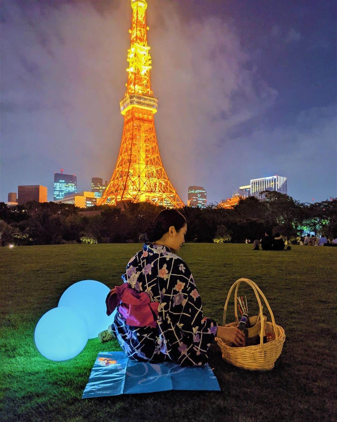 東京タワーさんのインスタグラム写真 - (東京タワーInstagram)「さて、こちらはどこでしょう？﻿ ﻿ 東京タワーから徒歩3分にある、ザ・プリンス パークタワー東京(@princeparktowertokyo)の隣にこんな素敵なスポットが！東京タワーもばっちり見ることができますよ🗼✨﻿  ﻿ ザ・プリンス パークタワー東京では、期間限定で #MOONLIGHTPARK を開催中！﻿ レジャーシートや手持ち花火を含んだドリンクセットや、お得な浴衣レンタルプランもございます👘💕﻿  ﻿ また、8月末まで、東京タワーでは浴衣・甚平でお越し頂くと入場料がお得&500円分の商品券プレゼントも実施中🌟﻿ ザ・プリンス パークタワー東京の浴衣レンタルプランで、東京タワーまでお越しいただくことも可能です。※返却時間などはご確認下さいね。﻿  ﻿ MOONLIGHTPARKで開放的な夏を感じられる夜のピクニックを楽しんだ後は、東京タワーで都会の夜景を、お楽しみ頂きながら夏を満喫してみてはいかがでしょうか✨✨﻿  ﻿ 詳しくは @princeparktowertokyo のプロフィール画面をご覧下さい☺️﻿  ﻿ #プリンスパークタワー東京 #プリンスホテル #東京タワー #芝公園 #浴衣 #レンタル #浴衣デート #浴衣女子会 #甚平 #手持ち花火 #夏 #風物詩 #お得プラン #夜のピクニック #夜ピク#夜デート #女子会 #夜景 #TOKYO夕涼み2020﻿ #princeparktower #princehotels #tokyotower #tokyotower_official #nightpicnic #fireworks #summer #yukata #tokyo #japan﻿」8月20日 18時06分 - tokyotower_official