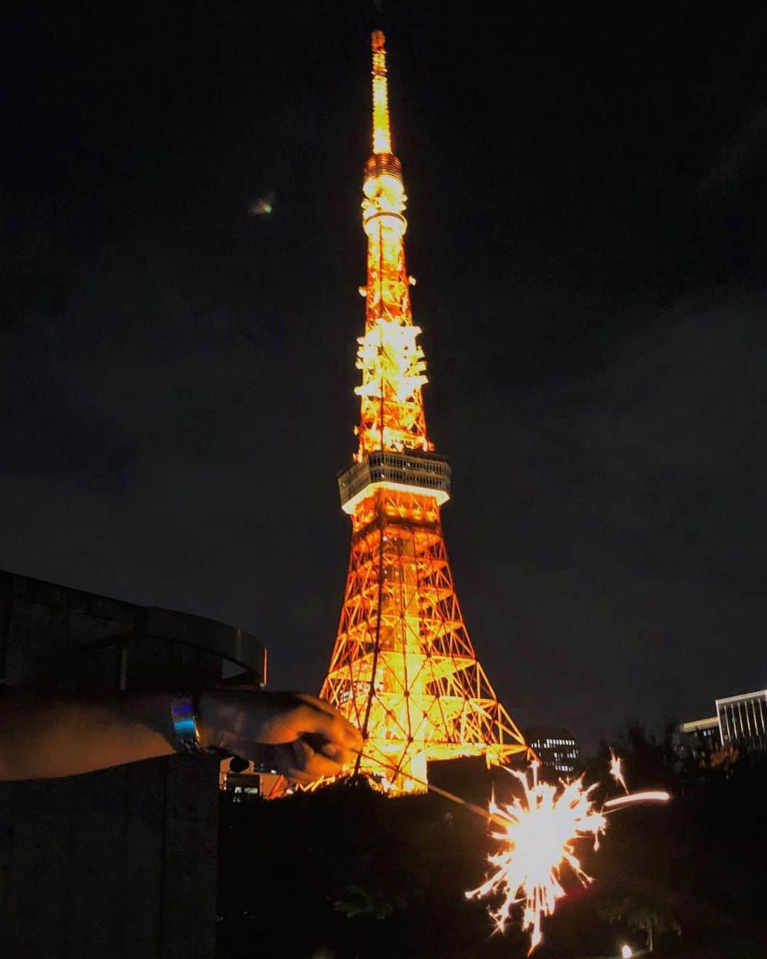 東京タワーさんのインスタグラム写真 - (東京タワーInstagram)「さて、こちらはどこでしょう？﻿ ﻿ 東京タワーから徒歩3分にある、ザ・プリンス パークタワー東京(@princeparktowertokyo)の隣にこんな素敵なスポットが！東京タワーもばっちり見ることができますよ🗼✨﻿  ﻿ ザ・プリンス パークタワー東京では、期間限定で #MOONLIGHTPARK を開催中！﻿ レジャーシートや手持ち花火を含んだドリンクセットや、お得な浴衣レンタルプランもございます👘💕﻿  ﻿ また、8月末まで、東京タワーでは浴衣・甚平でお越し頂くと入場料がお得&500円分の商品券プレゼントも実施中🌟﻿ ザ・プリンス パークタワー東京の浴衣レンタルプランで、東京タワーまでお越しいただくことも可能です。※返却時間などはご確認下さいね。﻿  ﻿ MOONLIGHTPARKで開放的な夏を感じられる夜のピクニックを楽しんだ後は、東京タワーで都会の夜景を、お楽しみ頂きながら夏を満喫してみてはいかがでしょうか✨✨﻿  ﻿ 詳しくは @princeparktowertokyo のプロフィール画面をご覧下さい☺️﻿  ﻿ #プリンスパークタワー東京 #プリンスホテル #東京タワー #芝公園 #浴衣 #レンタル #浴衣デート #浴衣女子会 #甚平 #手持ち花火 #夏 #風物詩 #お得プラン #夜のピクニック #夜ピク#夜デート #女子会 #夜景 #TOKYO夕涼み2020﻿ #princeparktower #princehotels #tokyotower #tokyotower_official #nightpicnic #fireworks #summer #yukata #tokyo #japan﻿」8月20日 18時06分 - tokyotower_official