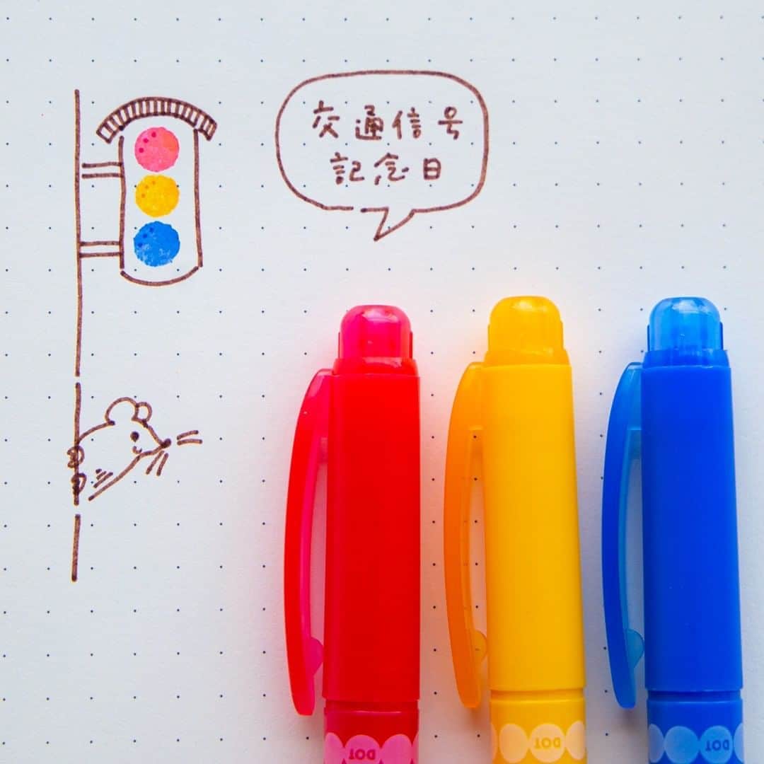 トンボ鉛筆さんのインスタグラム写真 - (トンボ鉛筆Instagram)「プレイカラードットで信号イラスト🚦 今日は「交通信号記念日」という日本で初めて三色灯の交通信号が導入された日だそうです。  プレイカラードットはぽんっと押すだけできれいな丸が描けるので、信号などの丸を使ったイラストにはぴったりです！ ブラウンの細字で線を描くとレトロな雰囲気が出ます。 . . . #いらすとぐらむ #イラストグラム #ゆるいイラスト #playcolordot #bujo #バレットジャーナル #文房具好き #ドットワンポイント #ノート術 #doodle #手帳術 #手帳の中身 #bulletjournalcommunity #bujoinspire #手帳ライフ #手帳好きさんと繋がりたい #ドットラボ #petitillustration #minidrawing #drawinghowto #イラストの描き方 #howto #プレイカラードットアレンジ」8月20日 18時08分 - tombowpencil