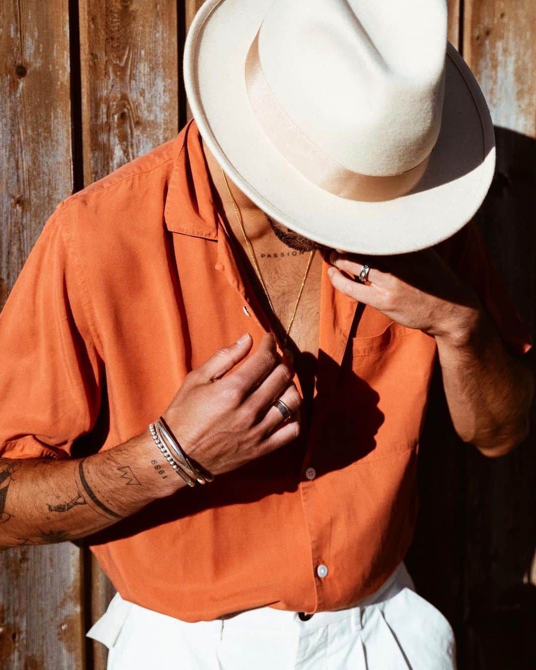 NICOLAS SIMOESのインスタグラム：「Summer is the season for colours ✨ #details #fashion #outfit」