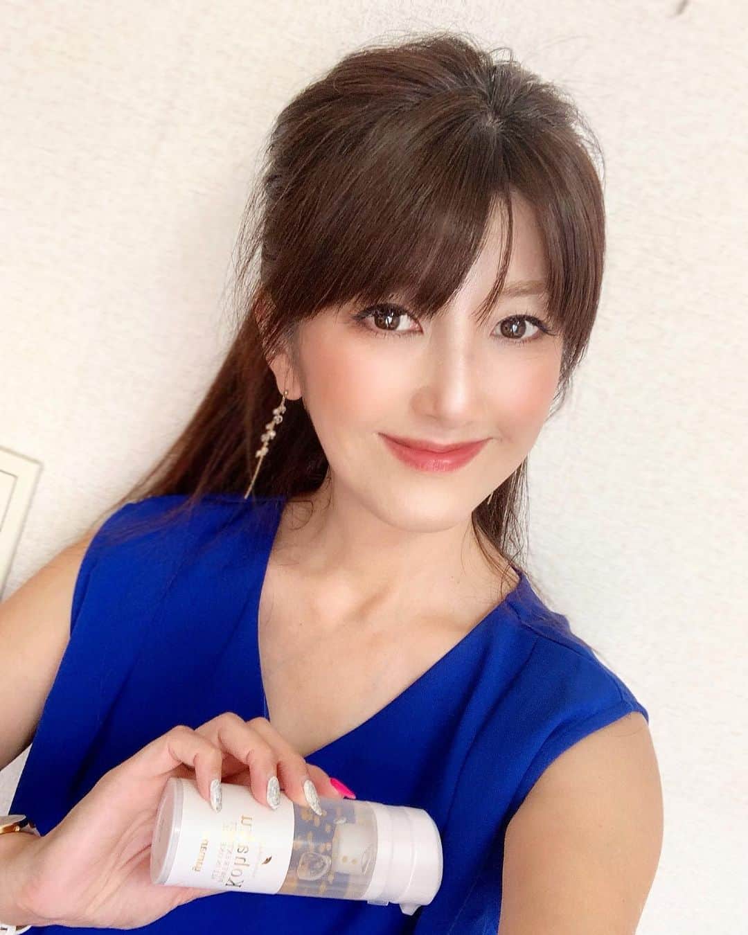 mii_stagramさんのインスタグラム写真 - (mii_stagramInstagram)「🍀🍀🍀 . 以前、伯母が 🧑‍🦳家は山野愛子と親戚なのよ✧︎ •̀.̫•́✧︎ と突然ビックリ発言❣️ よくよく聞いてみたら 私とは全く血縁関係もないぐらいの 遠縁だった😂 . . そんな山野愛子先生 創業の老舗メーカー @yamanohada.com24 ヤマノ肌 琥珀パワーエキス オールインワンジェル 使ってみました♡ . 以前のドロンコクレーも凄く良かったけど こちらもヤッパリ裏切らなかった💕 . 化粧水、美容液、乳液、クリーム、ブライトニング、エイジングケア、 化粧下地の7つの機能をひとつにした 忙しい朝に助かる オールインワンタイプ✨✨ . ちょっとヒンヤリするジェルが 肌に乗せると気持ちいい🍀 スーッと馴染み良くてベタつかず ほのかに良い香りまでする ♡ . こちらは通販も出来るみたいなので 是非♡checkしてみて下さいﻌﻌﻌﻌ️️♥️ . . . #山野愛子#ヤマノ#無添加 #オールインワンジェル#低刺激 #エステ気分#ヤマノ美容法#時短ケア#若見え#エステ#エイジングケア#ほうれい線#簡単スキンケア #琥珀#琥珀エキス#yamano#新成分#敏感肌#スキンケア#コスメ#PR #ig美容部#アンチエイジング#美容#コスメ#アラフォー美容#コスメマニア#コスメ好きさんと繋がりたい #美容好きな人と繋がりたい #ビュースタグラマー #インフルエンサー ✩ ⋆ ✩ ⋆ ✩ ⋆ ✩ ⋆ ✩﻿ ⋆ ✩ ⋆ ✩﻿ 見て下さった方(*´︶`*)♡Thanks!🍀*゜」8月20日 18時10分 - miyuki.0419.karemari