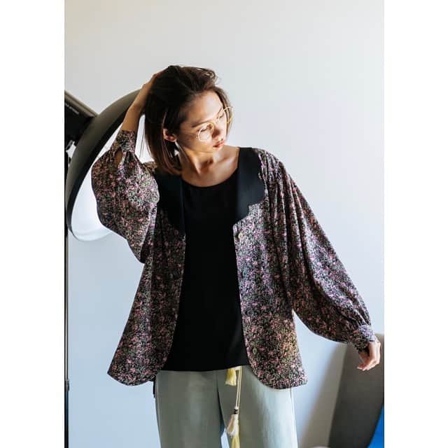 kittleさんのインスタグラム写真 - (kittleInstagram)「Kittle.2020AW collection . . New arrival  . . Flower collar blouse ¥16,000+tax . . ふんわりとした袖とやわらかな落ち感がモダンな雰囲気を出してくれます。 . . ぜひオンラインストアでご覧ください。 . . #kittleto #2020aw #casualfashion #キトルト #カジュアルファッション . .」8月20日 18時15分 - kittle_official