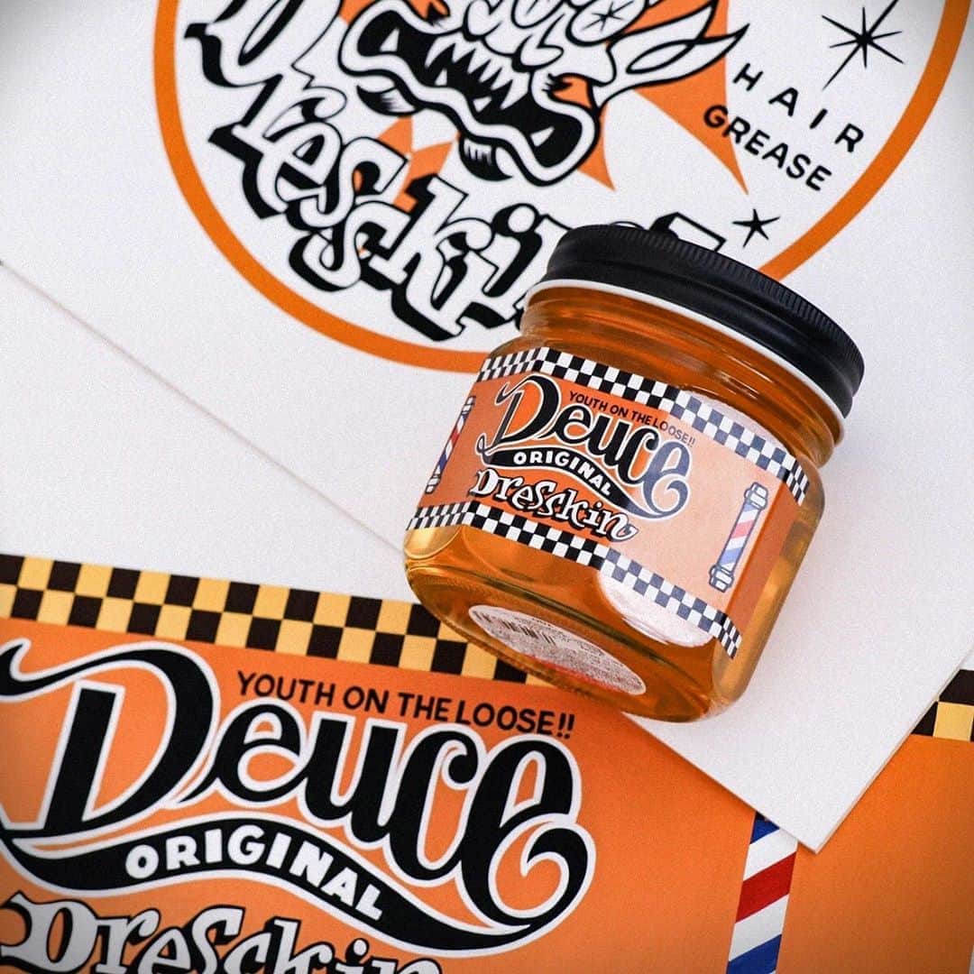 のインスタグラム：「••• 8月25日に販売される、DRESSKIN別注 Deuceグリースのデザイン原画を公開いたします✨ 今回のデザイナーは、 @localbarber_hirakawa の各種アイテムのデザインでもお馴染みの @potsdesign_ さんです！  この原画、とても綺麗ですが全て手描きなんです💦💦近くで見てもとーーっても綺麗で、これが手描きなの？って思うくらい✨ この原画をスキャンしてデータにしてから、細かいところの修正をし、ラベルに落とし込みます。 ただ、このオレンジの色、印刷するとなかなか理想の色が出ず、何度も何度も色調整をし、やっと思い描いたものになりました💦 今回は先着順でこのステッカーもプレゼント予定です🎁 発売日まであと少し！！楽しみにお待ち下さい😊 . DRESSKIN別注 Deuce Grease . 8月25日13時 発売予定 . . ••• DRESSKIN🎩 Men's grooming online store🤵🏻 https://dresskin.com ⇨プロフィールからご覧ください👀 🌏For international customer ⇨https://global.dresskin.com✈️ ••• #deuce #deucegrease #potsdesign #dresskin #menshair #mensgrooming #pomade #gentleman #barber #barbershop  #デュース #デュースグリース #新作 #dresskin別注 #ファンタオレンジ #ドレスキン#メンズコスメ #メンズグルーミング #メンズヘアスタイル #バーバーショップ #バーバースタイル #バーバーアイテム #フェード #ポマード」