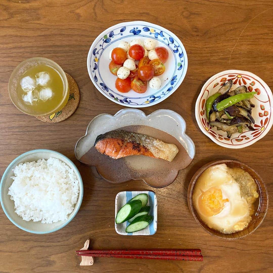 櫛引彩香のインスタグラム：「外出して、完全に食べる機会を逃し、結局自炊。5時に夢中見ながらごはん。いただいた美味しい野菜を食べきった。最近は、このたまごととろろ昆布の味噌汁がお気に入り。簡単で美味しい。2枚目は昨日のそうめん。 #ビキコのごはん  #自炊」