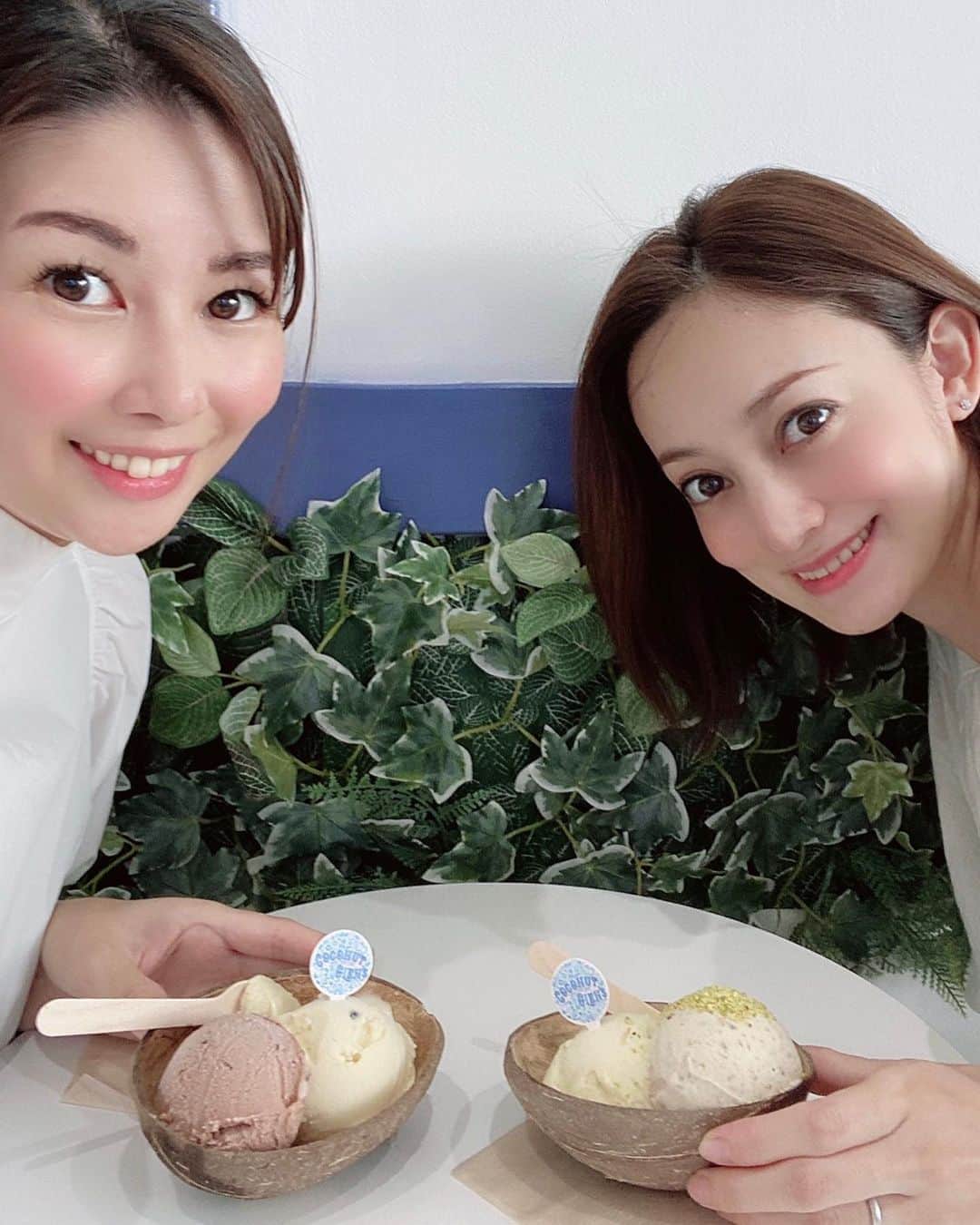 英玲奈さんのインスタグラム写真 - (英玲奈Instagram)「@nakayamamami  ちゃんに誘ってもらって、 @coconutglens_japan  へ。 #オーガニック #乳製品不使用 のアイス屋さん。 お砂糖もきび糖だから嬉しい。 最近毎日アイス食べてるんだけど、 家でもオーガニックアイスを食べてるけど、乳製品不使用はさらに嬉しい！ 私は乳製品がお腹に来るタイプだし、 出来る限り、 #カゼインフリー　を実践したいので。 私は、リリコイとピスタチオをセレクト。 ほのかにココナッツが香るアイスはすごく美味しくて、乳製品にしか出せない様なコクもちゃんとありました！  最近お友達と話す機会も無かったのですが、アイス食べた後はマスクして少しおしゃべり出来てリフレッシュ出来た！ 先輩ママのまみちゃんに色々教えてもらえて勉強になった╰(*´︶`*)╯♡」8月20日 18時18分 - erena_erenyan
