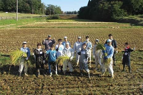 八芳園さんのインスタグラム写真 - (八芳園Instagram)「TEAM HAPPO-EN SUSTAINABLE ACTION 05 福島の高校生の熱い想いにエールを🌾 . 八芳園 × 福島県立 岩瀬農業高等学校 産学連携協定 .  . 「福島の農産物を小さな子どもたちにも安心して食べてもらいたい」 そう語るのは、福島県立岩瀬農業高等学校の生徒たち。 . 原発事故による風評被害により、 地元産の生産物が敬遠される状況がいまだに続いている福島県。 . それでも自分たちが生まれ育った土地で 農産物をつくることに挑戦している生徒たちの想い。 . . 福島県産の農産物の安全性を理解してもらうために、 彼らがたどり着いたのは、 世界基準の農業認証制度「グローバルGAP」。 . 食品安全・労働環境・環境保全に配慮した あり続ける農業 を実践する生産者に与えられる 国際基準制度です。 . GAP認証の農産物は世界的に信頼度がとても高いという事実を知り、 国内でいち早く認証取得に向けた取り組みをスタート。 . 高校生たちの想いは、 福島県の農業を守り続けるため。 それは次世代の農業につながるから。 . その熱い活動を支援するため、 八芳園では岩瀬農業高校と産学連携協定を締結。 . グローバルGAPそのものの認知度向上も目指し、 イベントなどを通じて積極的に情報発信を行っています。  . また、2020年7月1日（水）より、 八芳園と福島県岩瀬農業高等学校による、 新たに始まったプロジェクトとして 「グローバルGAP」の認証を取得した お米「コシヒカリ」を使用した甘酒 「福島県立岩瀬農業高等学校産米 無添加糀あまざけ」 の販売も開始いたしました。  . 夏バテ気味のこの時期にぴったりの 栄養たっぷりの甘酒。 . 高校生の想いの詰まった甘酒をご賞味ください。 . . ■「福島県立岩瀬農業高等学校産米 無添加糀あまざけ」販売ページ https://cookinglab88.handcrafted.jp/ . ■TEAM HAPPO-EN SUSTAINABLE ACTION https://www.happo-en.com/csr/sustainable_action/ . .  #八芳園 #happoen . #岩瀬農業高校 #宝来屋本店 #宝来屋 #福島 #福島県 . #甘酒 #あまざけ #甘酒好きな人と繋がりたい  #美容好きな人と繋がりたい  #健康ごはん #健康 #美容 #SDGs #globalgap #ggap #グローバルgap認証取得 #農業 #高校生 . #新発売 #発酵食品 #発酵 #菌活 #腸活 #美腸 #夏バテ #栄養  #免疫力アップ #発酵食品のある暮らし」8月20日 18時18分 - happoen