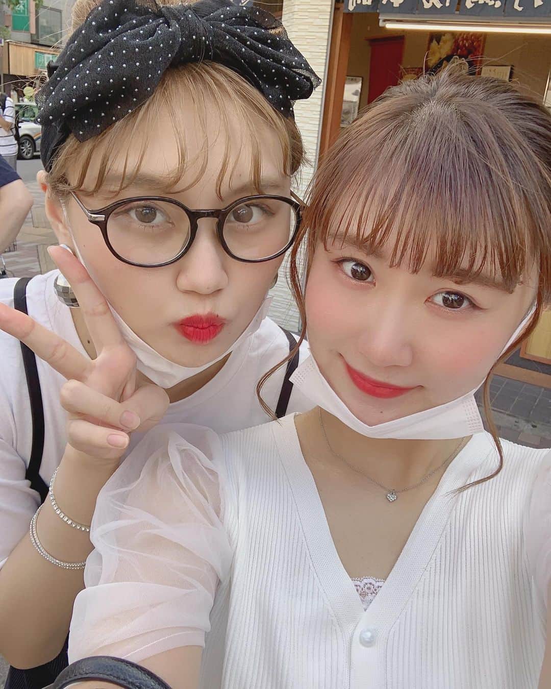 甲田友莉子のインスタグラム：「ちょっと眩しそうな顔してますが #ちびでか だよ︎☺︎ 覚えてくださいね♥︎♥︎ 身長差約16cm))笑 . #スペースクラフト #キャンパスクイーン #相方 #蜂巣愛菜」