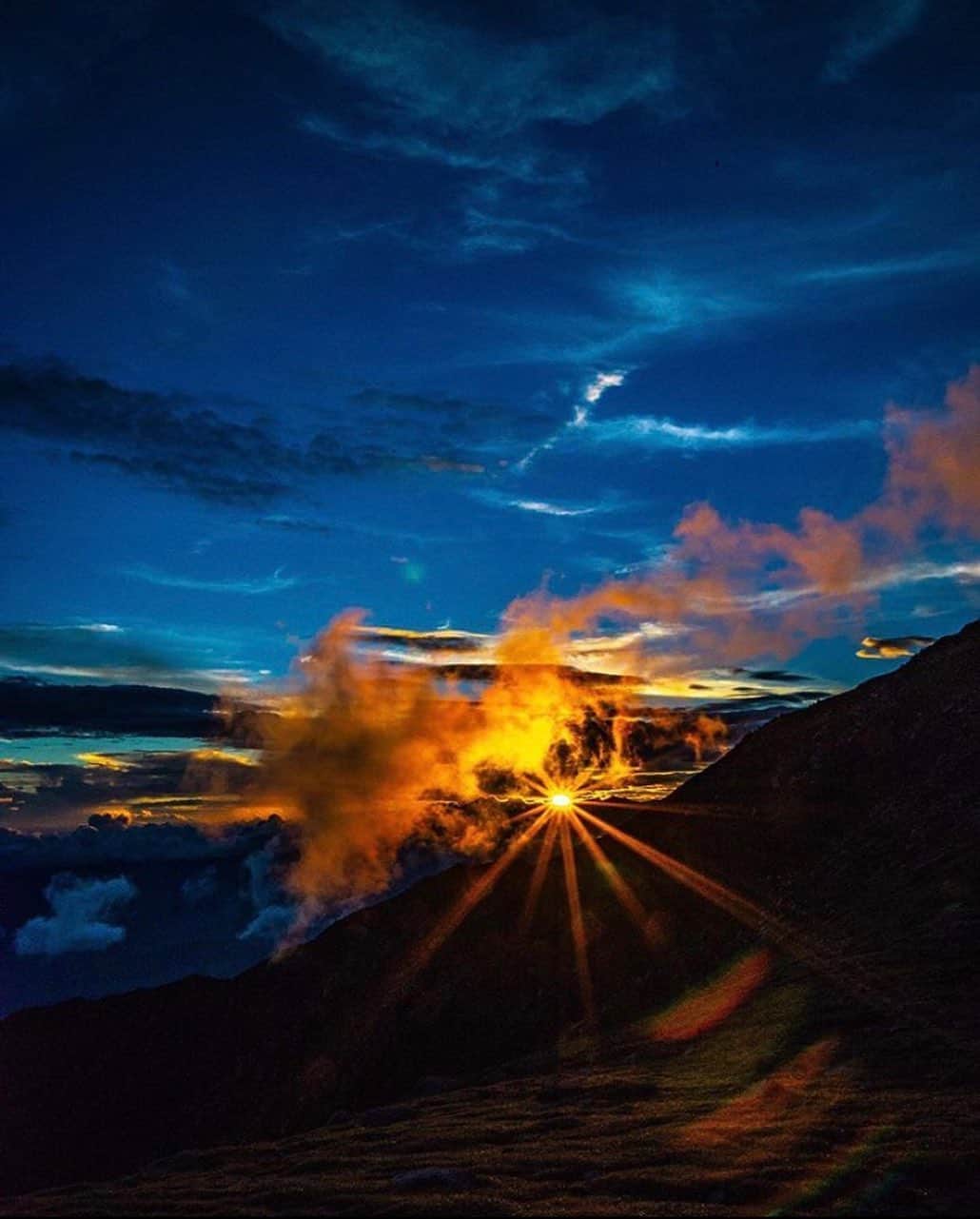 登山*トレッキング*アウトドア『.HYAKKEI』さんのインスタグラム写真 - (登山*トレッキング*アウトドア『.HYAKKEI』Instagram)「こんなに綺麗な夕暮れご覧になったことございますか？！ いつも素敵なお写真をありがとうございます。 ・ photo by @yokotatu915 ・ ・  あなたの山の思い出picを#hyakkeime で投稿してください！みんなで素敵なお山ギャラリーをつくりましょー！﻿ ・﻿ ・﻿ ・﻿ #登山好きな人と繋がりたい #登山 #山登り #山歩き #山ガール #登山女子 #山ボーイ #山バカ #landscape #絶景 #日本の絶景 #as_archive #vsco #reco_ig #光と影 #広角 #青空 #sky #自然美 #雪山 #木曽駒ヶ岳」8月20日 18時21分 - hyakkei_me