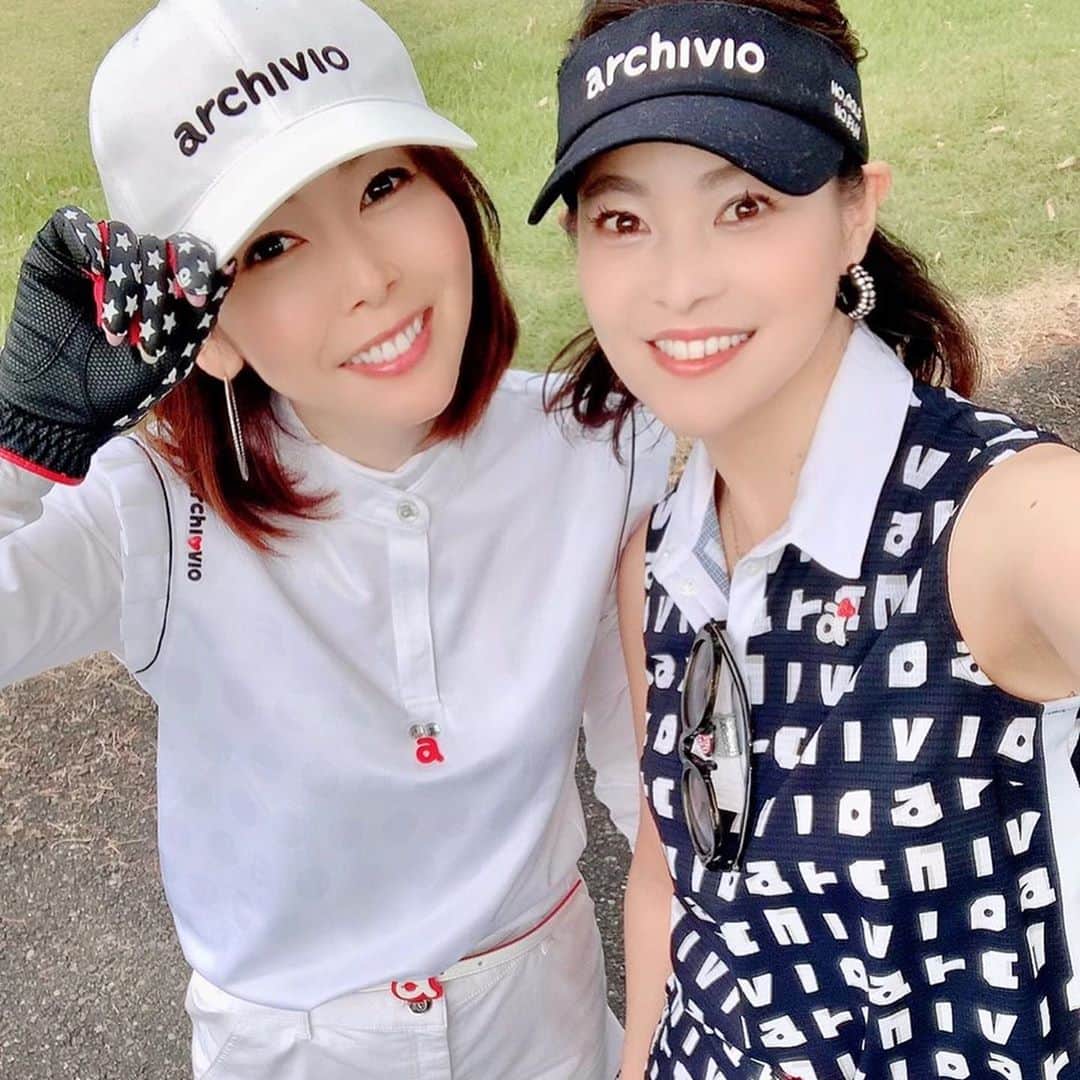 宮崎宣子さんのインスタグラム写真 - (宮崎宣子Instagram)「8月に命をかけてゴルフ行く人こそ、真のゴルファー⛳️🤣  こんな中にゴルフ行くなんてアホじゃないの？ と言われても行ってしまう…  こんなにゴルフ好きな人じゃなかったのに… 玲奈ちゃんのおかげかも💓  最近100を切れるようになったら余計楽しい🥰 暑くても寒くても、レディーティーでも、レギュラーティーでも、全くスコアは変わりませんが、 とりあえず、三密の中で、唯一離れてても楽しめるスポーツなのではないかと思うのです✨  #真夏ゴルフ #ゴルフ女子 #ゴルフスイング  #ゴルフウェア #archivio #ゴルフコーデ  #お揃いコーデ  #ゴルフクラブ #callawaygolf  #真のゴルファー #こんなにハマるとは思いませんでした  #玲奈ちゃんありがとう  #早起きは無理だけど」8月20日 18時21分 - miyazaki_nobuko