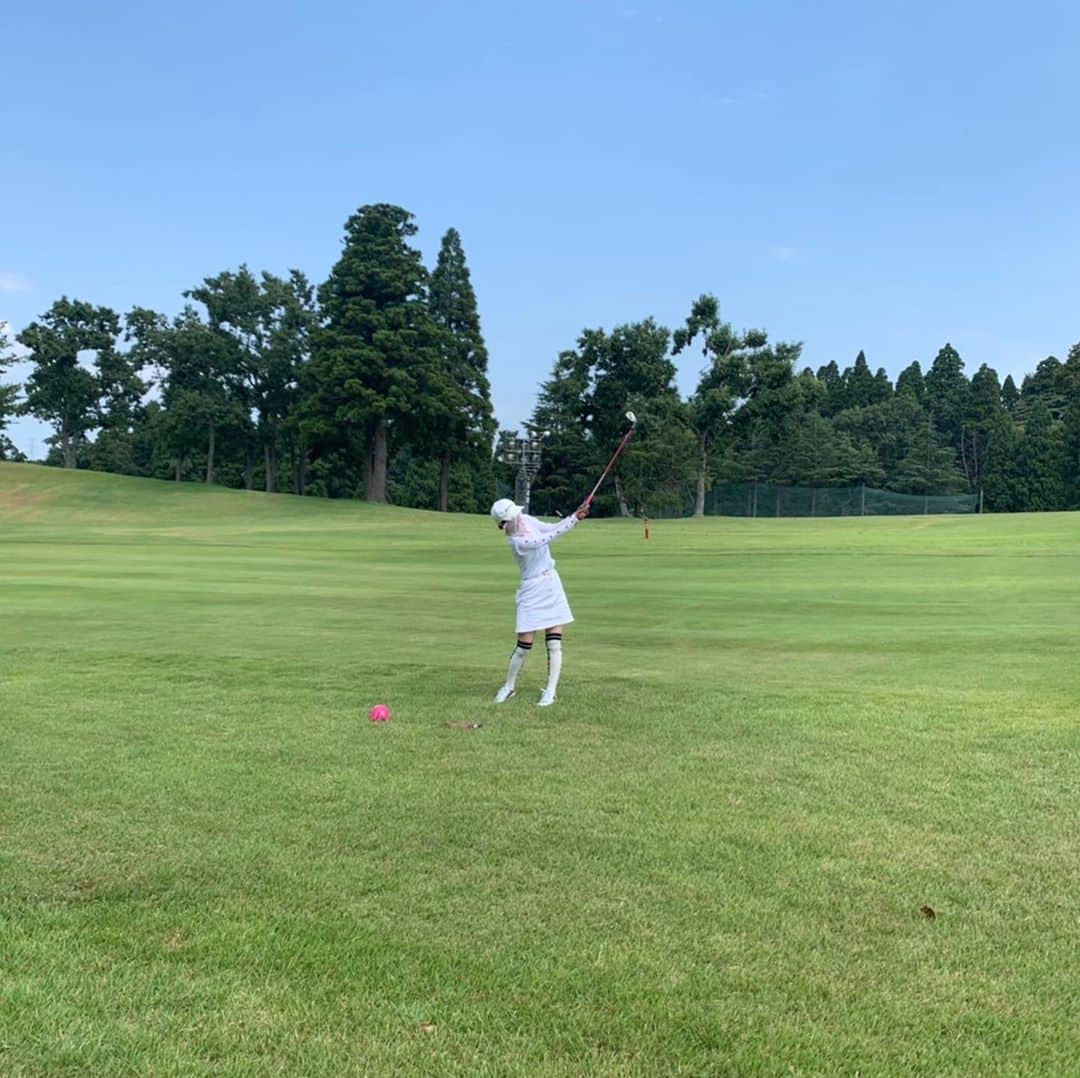 宮崎宣子さんのインスタグラム写真 - (宮崎宣子Instagram)「8月に命をかけてゴルフ行く人こそ、真のゴルファー⛳️🤣  こんな中にゴルフ行くなんてアホじゃないの？ と言われても行ってしまう…  こんなにゴルフ好きな人じゃなかったのに… 玲奈ちゃんのおかげかも💓  最近100を切れるようになったら余計楽しい🥰 暑くても寒くても、レディーティーでも、レギュラーティーでも、全くスコアは変わりませんが、 とりあえず、三密の中で、唯一離れてても楽しめるスポーツなのではないかと思うのです✨  #真夏ゴルフ #ゴルフ女子 #ゴルフスイング  #ゴルフウェア #archivio #ゴルフコーデ  #お揃いコーデ  #ゴルフクラブ #callawaygolf  #真のゴルファー #こんなにハマるとは思いませんでした  #玲奈ちゃんありがとう  #早起きは無理だけど」8月20日 18時21分 - miyazaki_nobuko